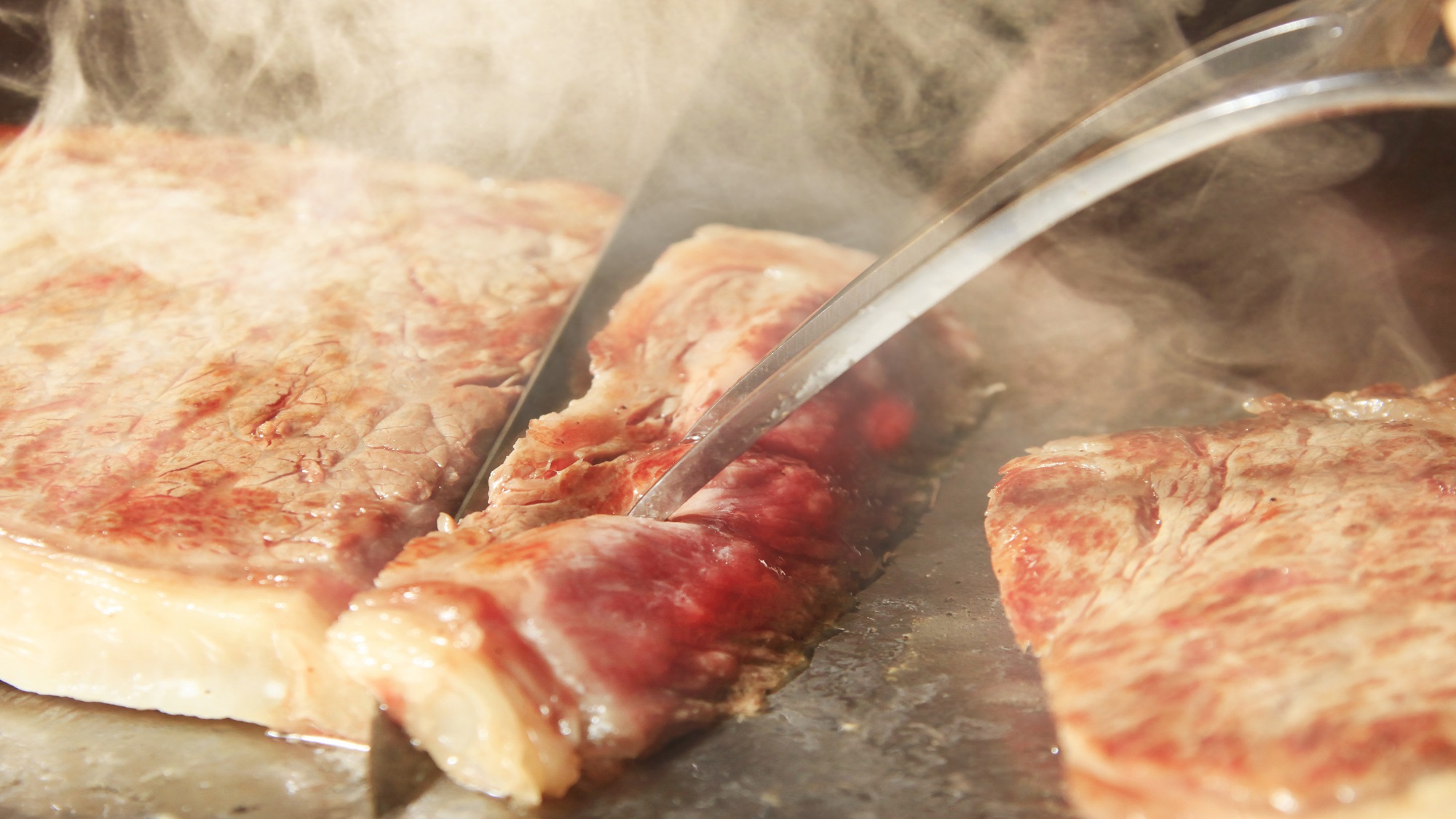 メインのステーキはライブキッチンにて焼き上げます