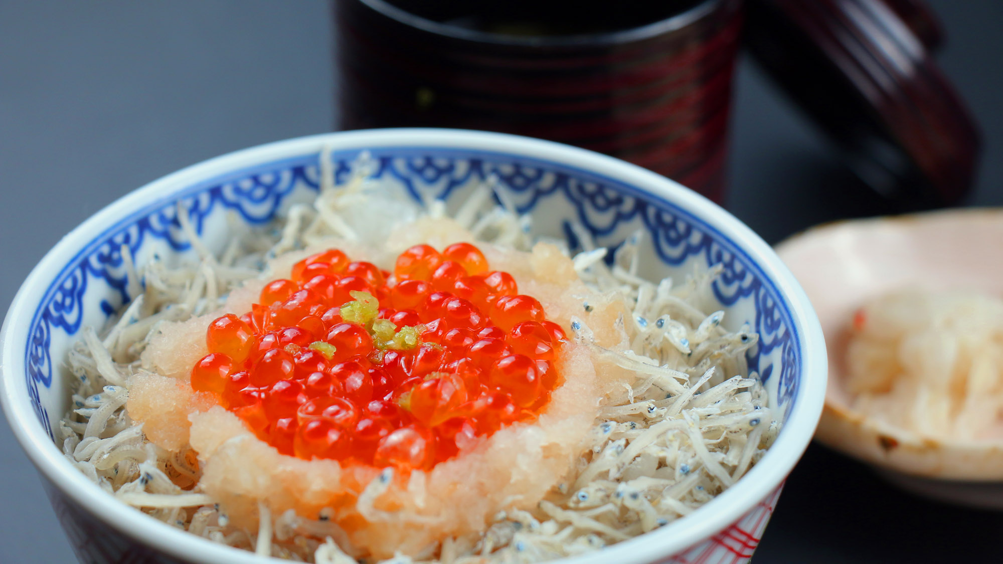 夕食で提供するご飯です。贅沢に乗せたイクラと一緒にお召し上がりください。