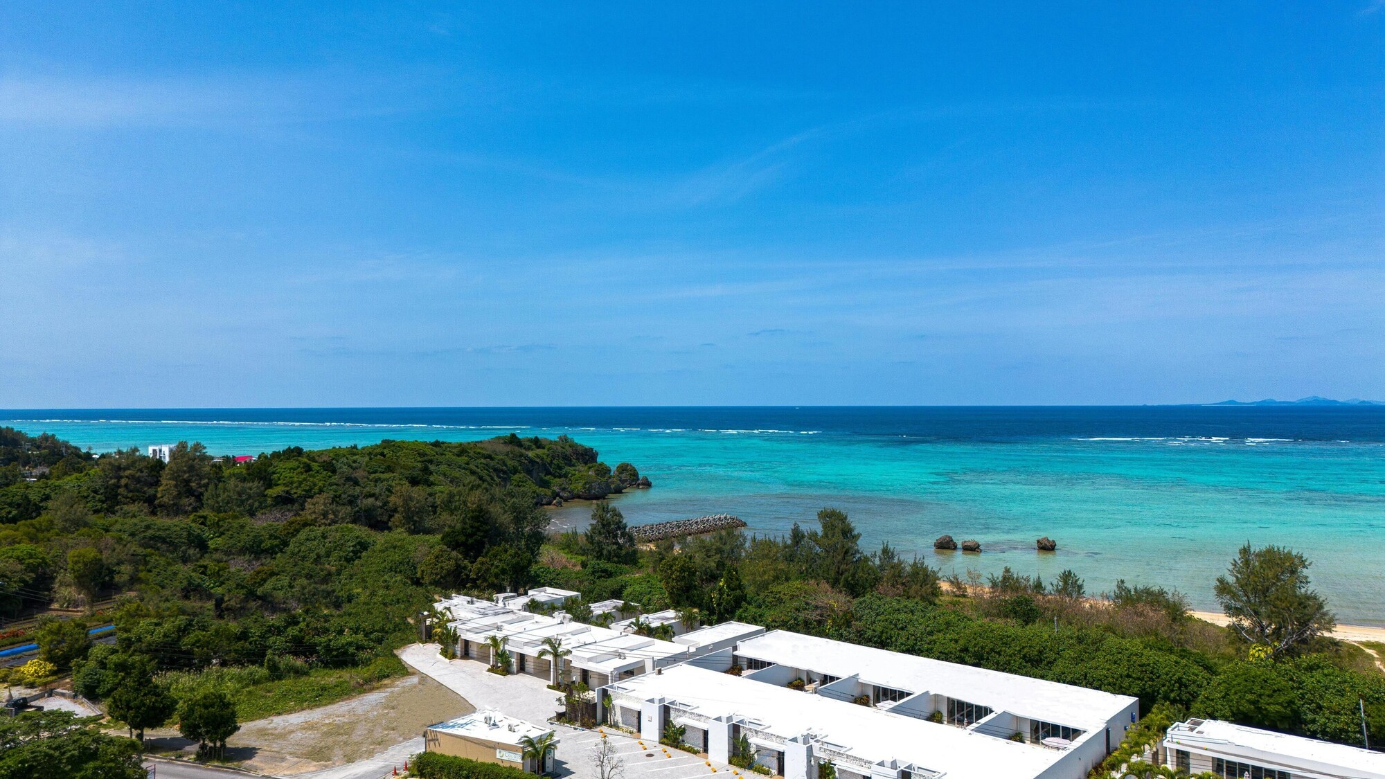 裏のビーチまで30秒