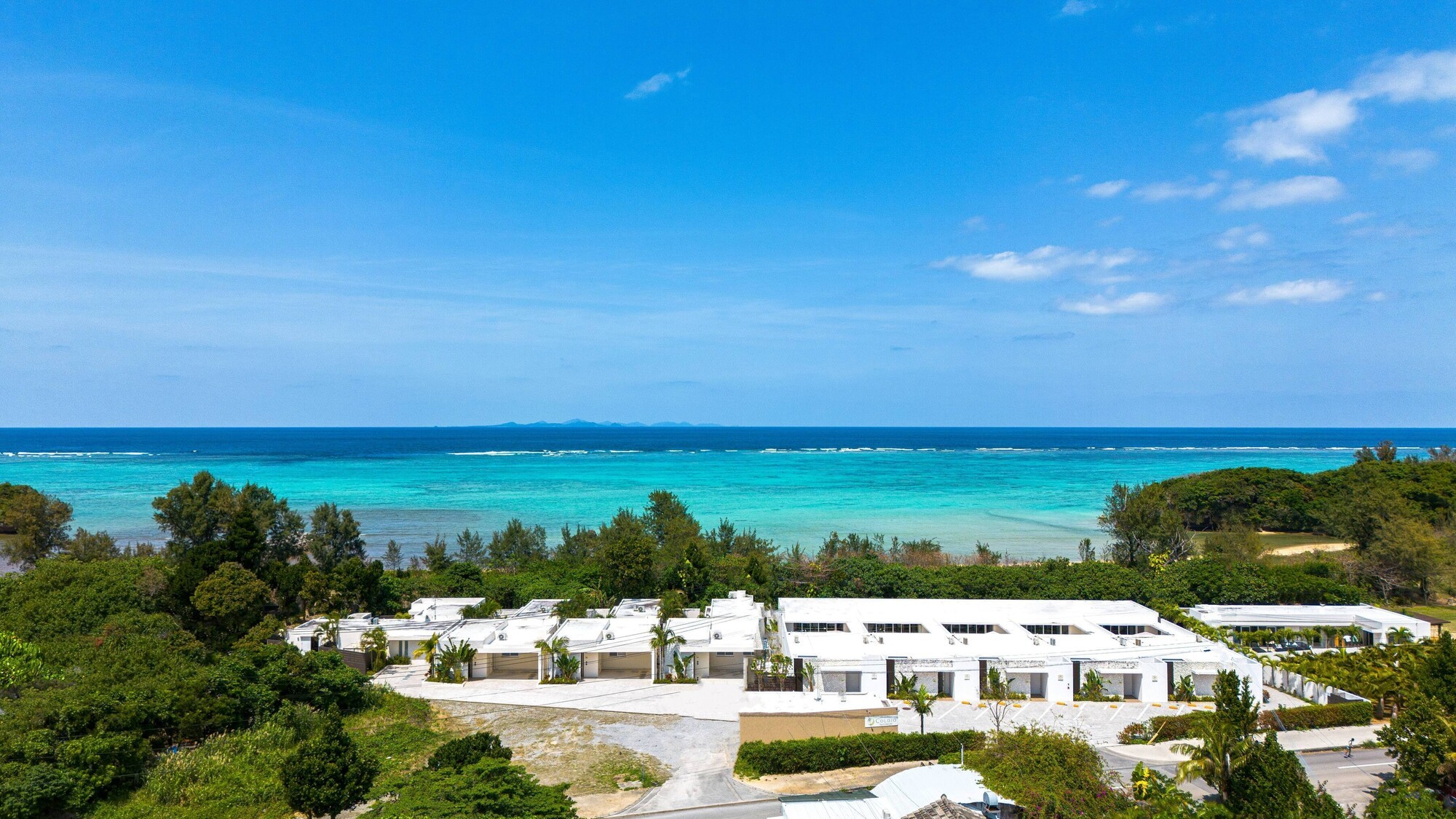 施設の裏には天然のビーチ