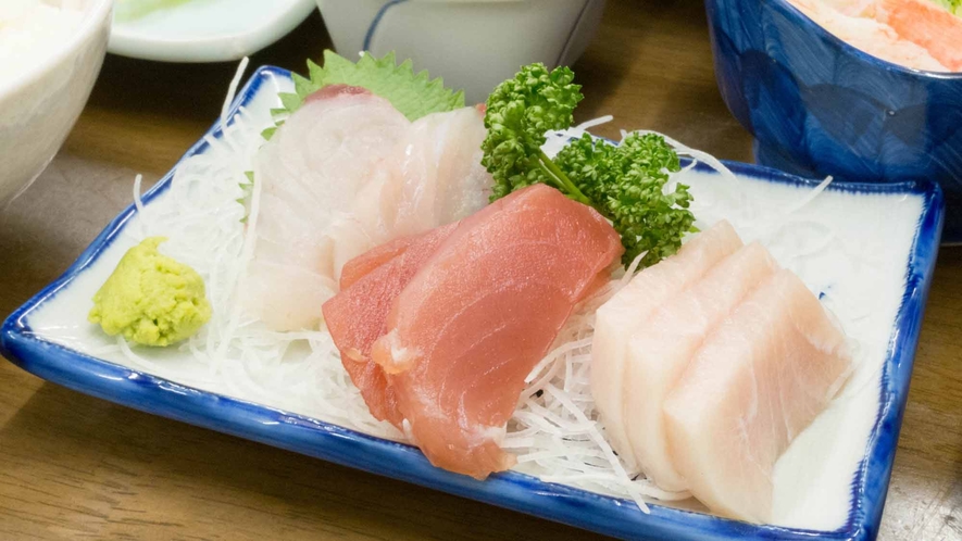 *［夕食一例］刺身＜バランスを考えた計6.7品のお料理をご用意しております。