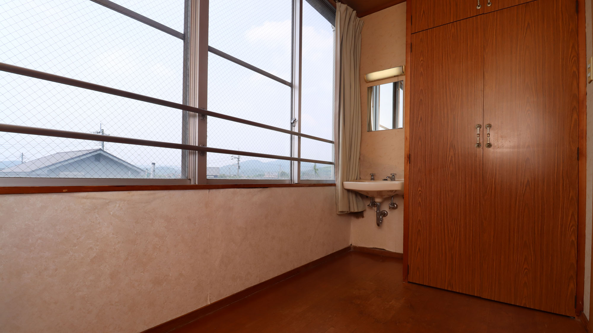 【客室・竹の間】フローリングの広縁