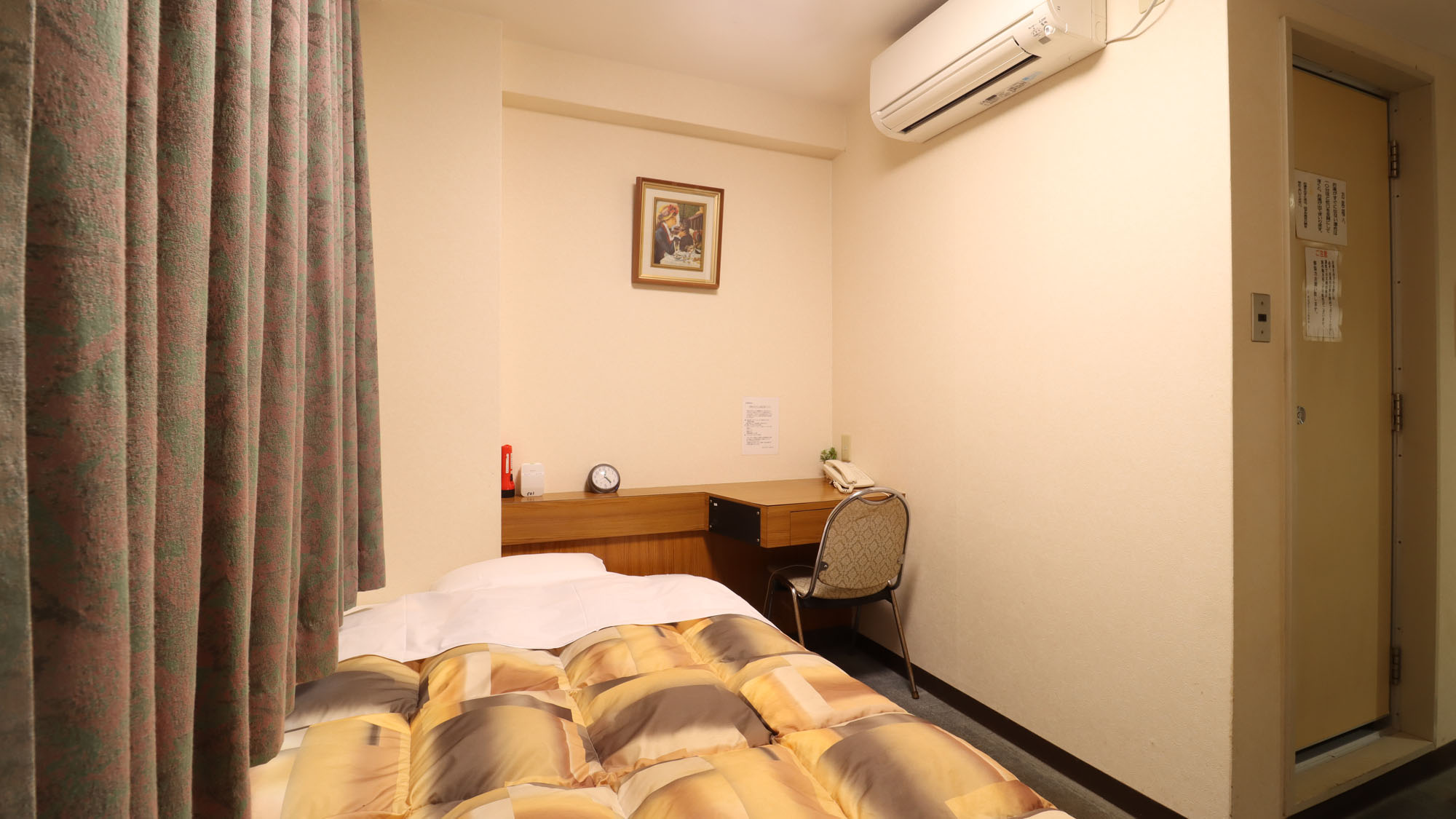 【客室・シングル】セミダブルベッドでゆったり寛げます