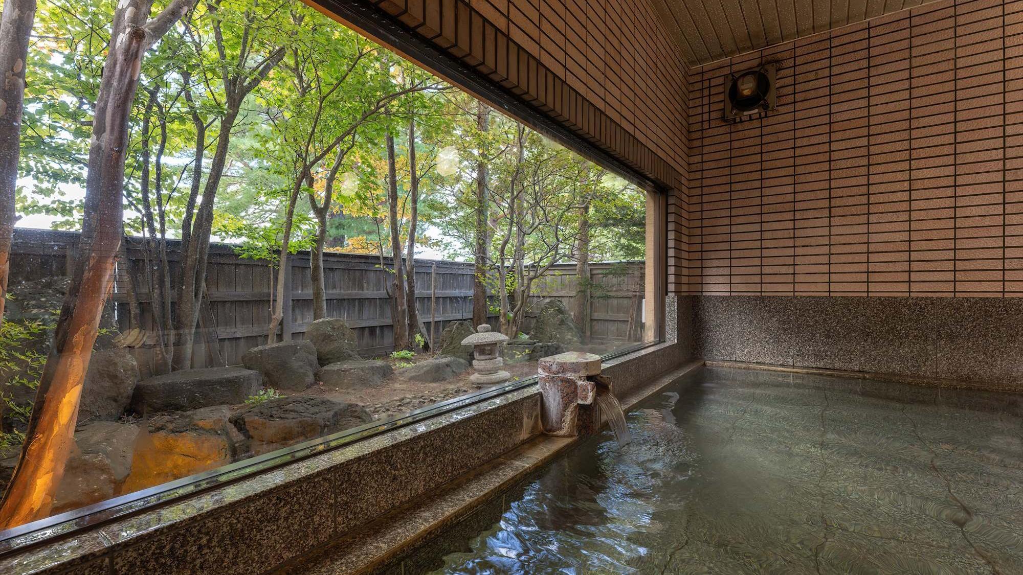 ■大浴場｜温泉に入りながら秋田の自然を眺めるようにご入浴いただけます