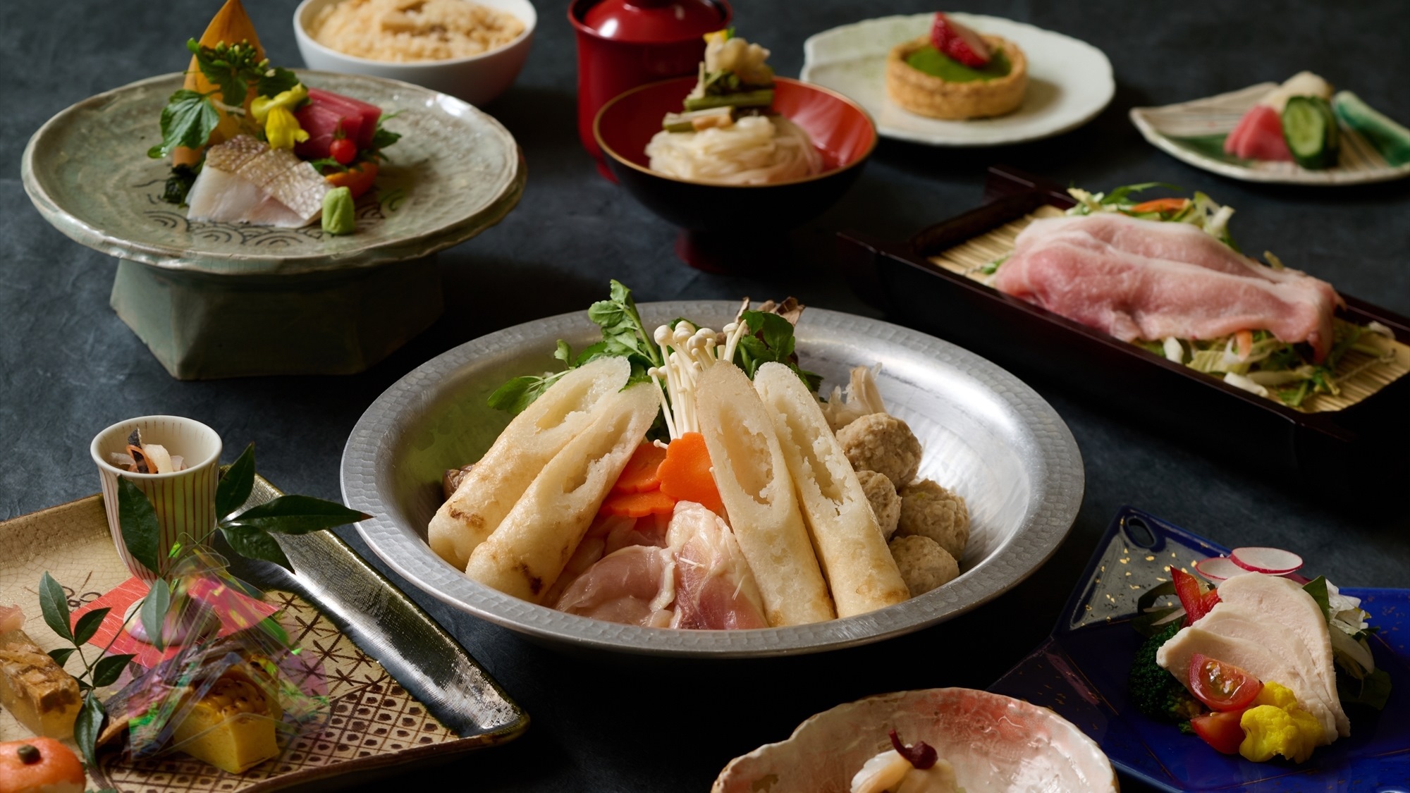 ■夕食一例｜秋田の郷土料理比内地鶏入りの『きりたんぽ鍋』をメインとした、季節の郷土会席料理。※一例