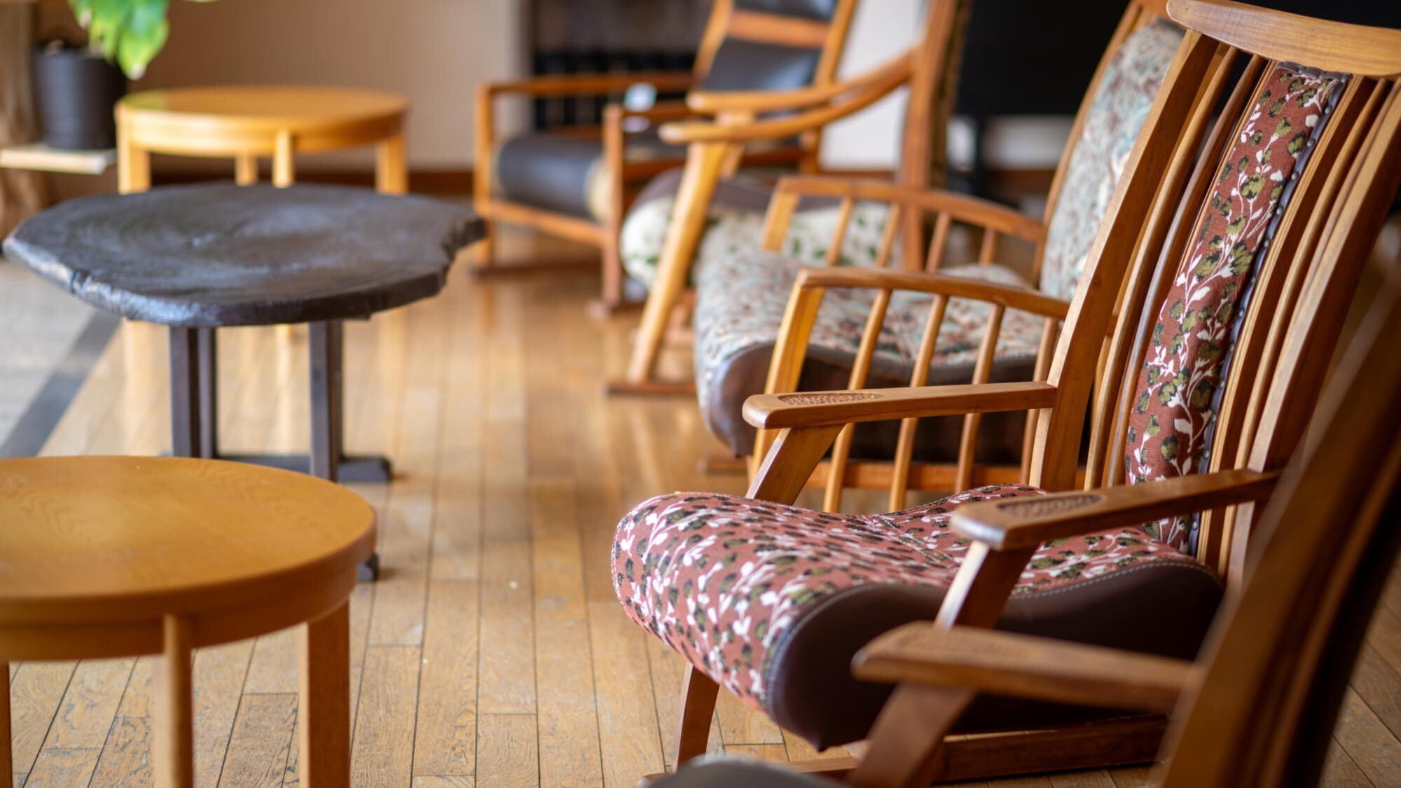 ■ロビー｜田沢湖の雄大な自然を望む開放的なロビーで、ゆったりとした時間をお過ごしいただけます。