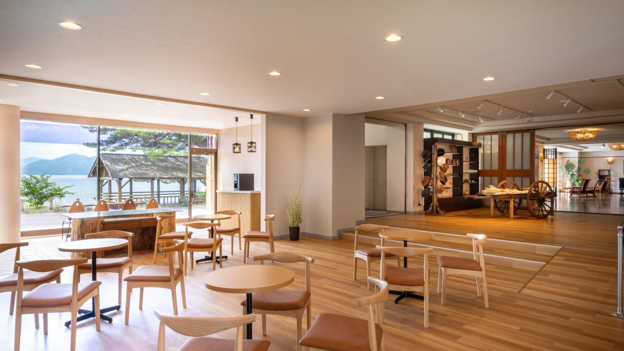 ■ロビー｜広々としたロビーで田沢湖の自然を眺めながらお過ごしいただけます。