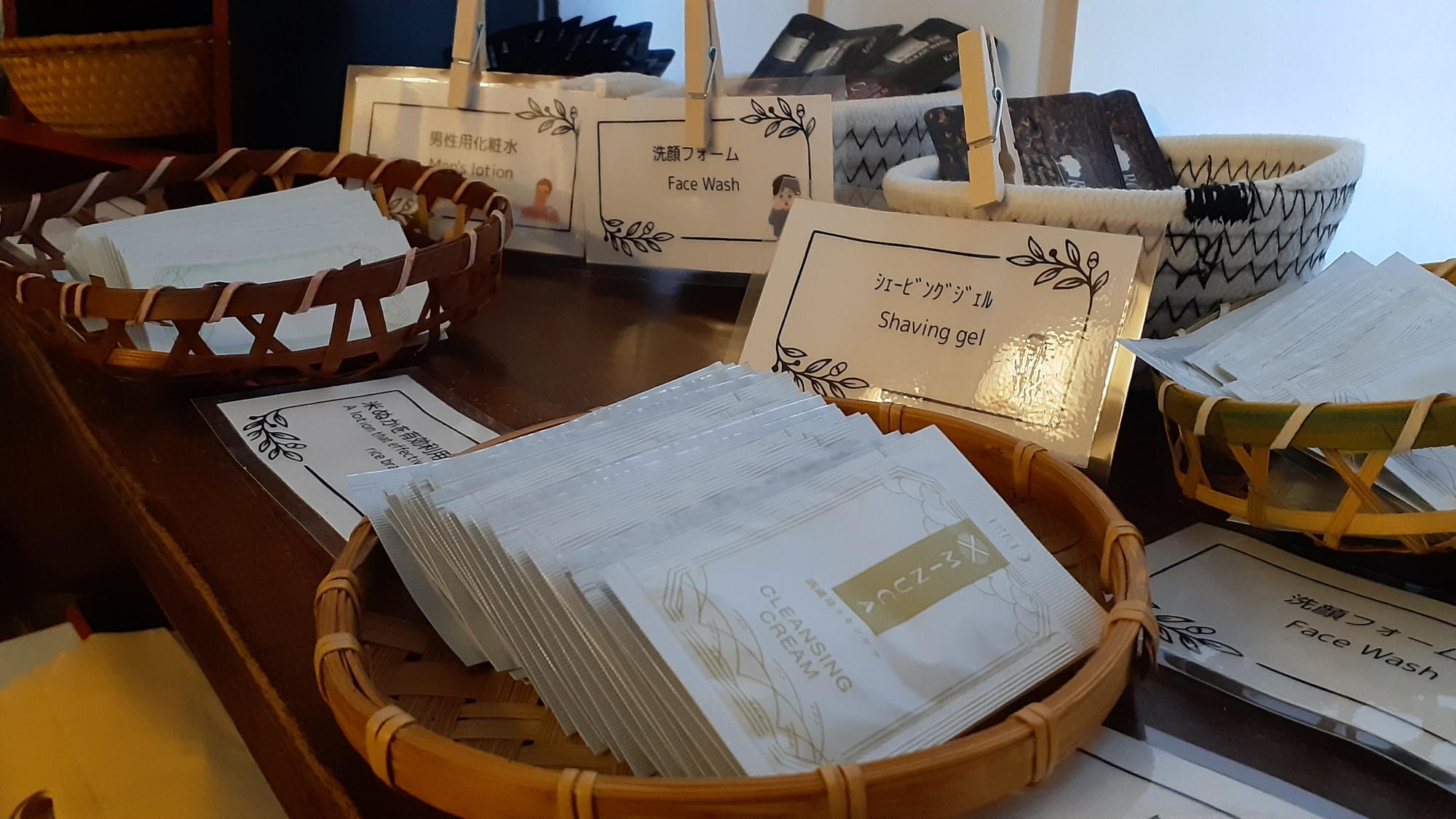 ■アメニティコーナー｜化粧水や歯ブラシ、カミソリ、足袋などはこちらからご自由にお取りください。