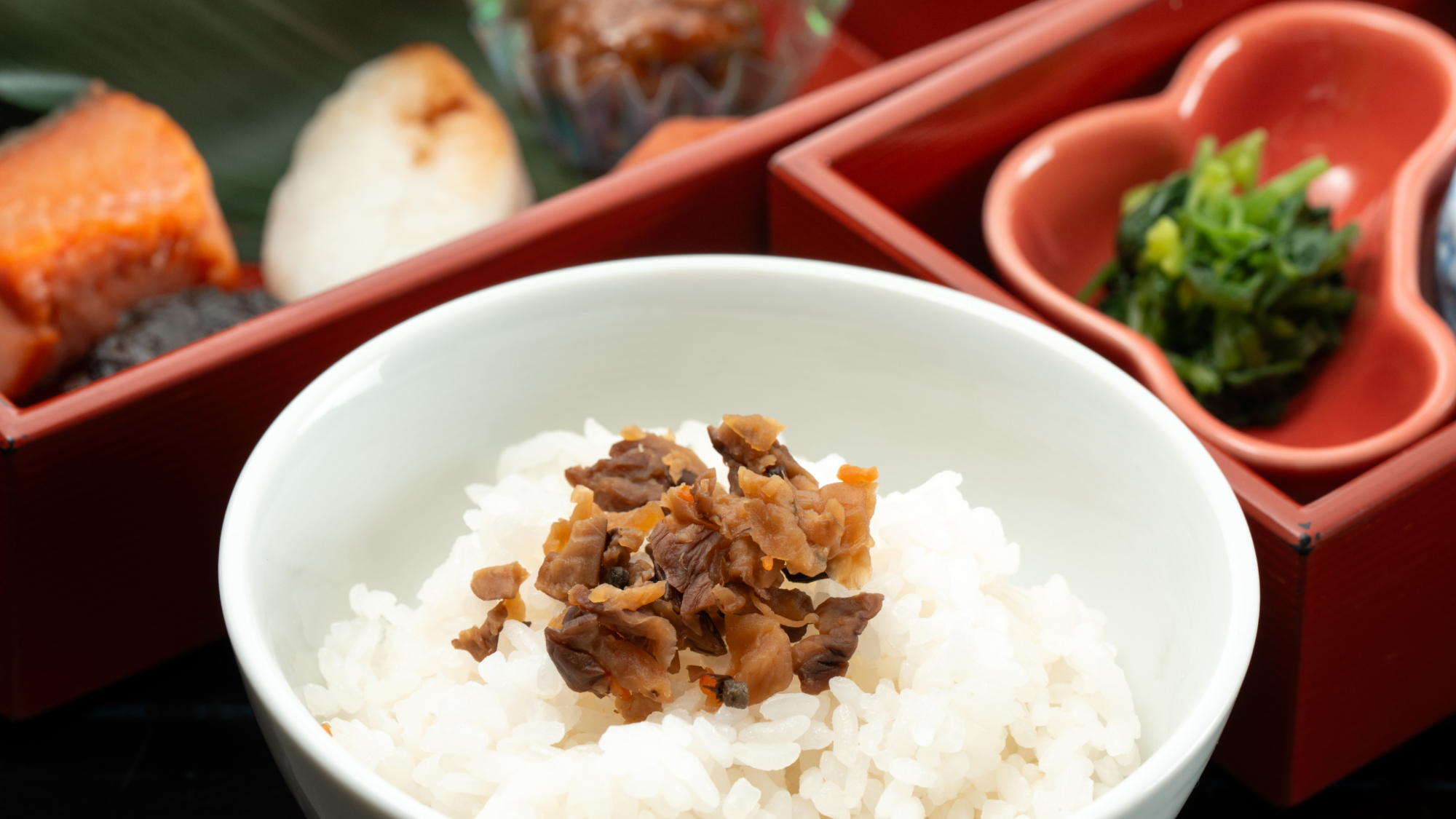 ■朝食一例｜炊き立ての土鍋ごはんに、いぶりがっこのふりかけをかけて秋田の朝をお楽しみください。