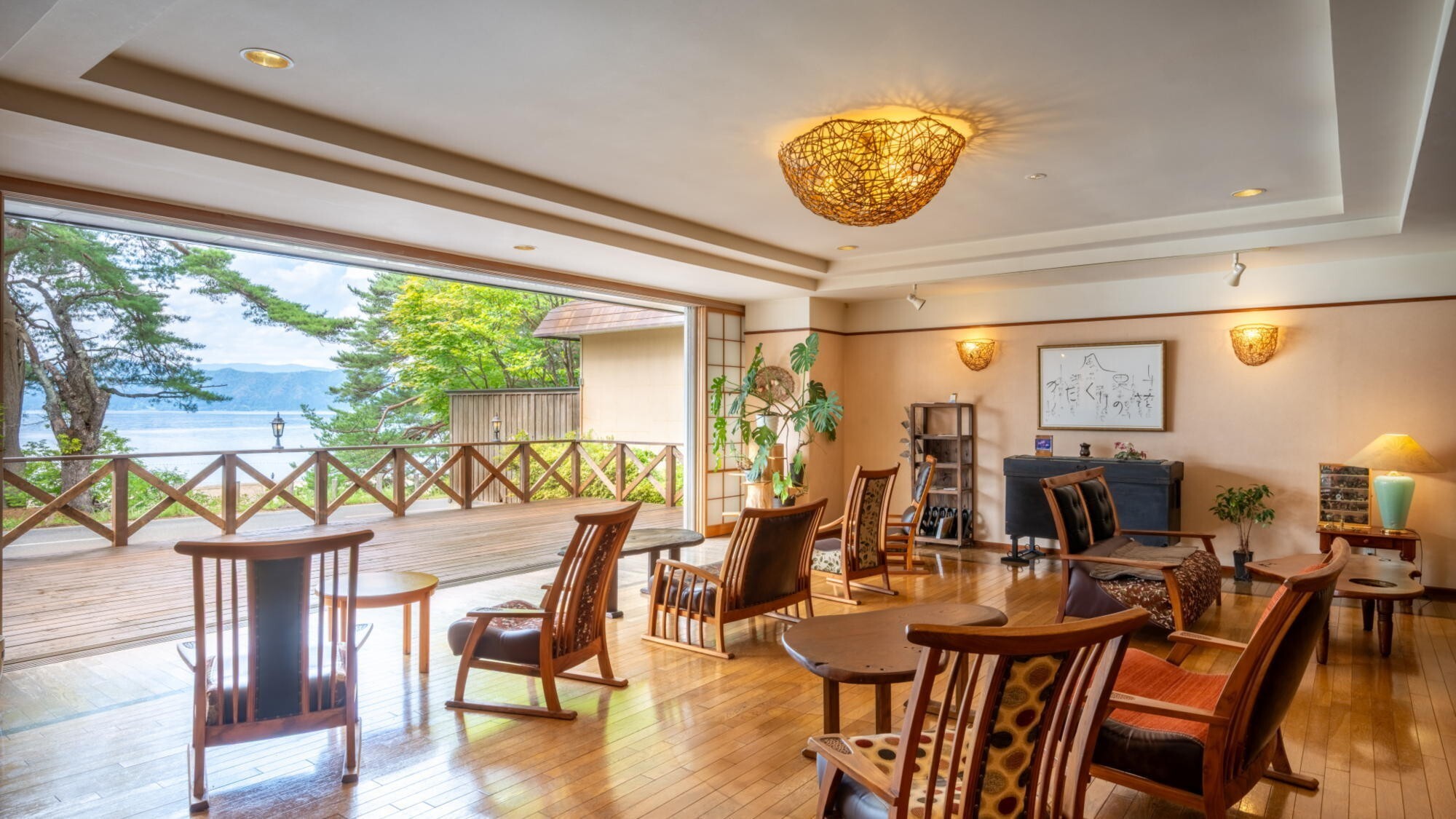 ■ロビー｜2025年7月にリニューアルしたロビーからは、田沢湖の自然を一望。ゆったりとおくつろぎいた