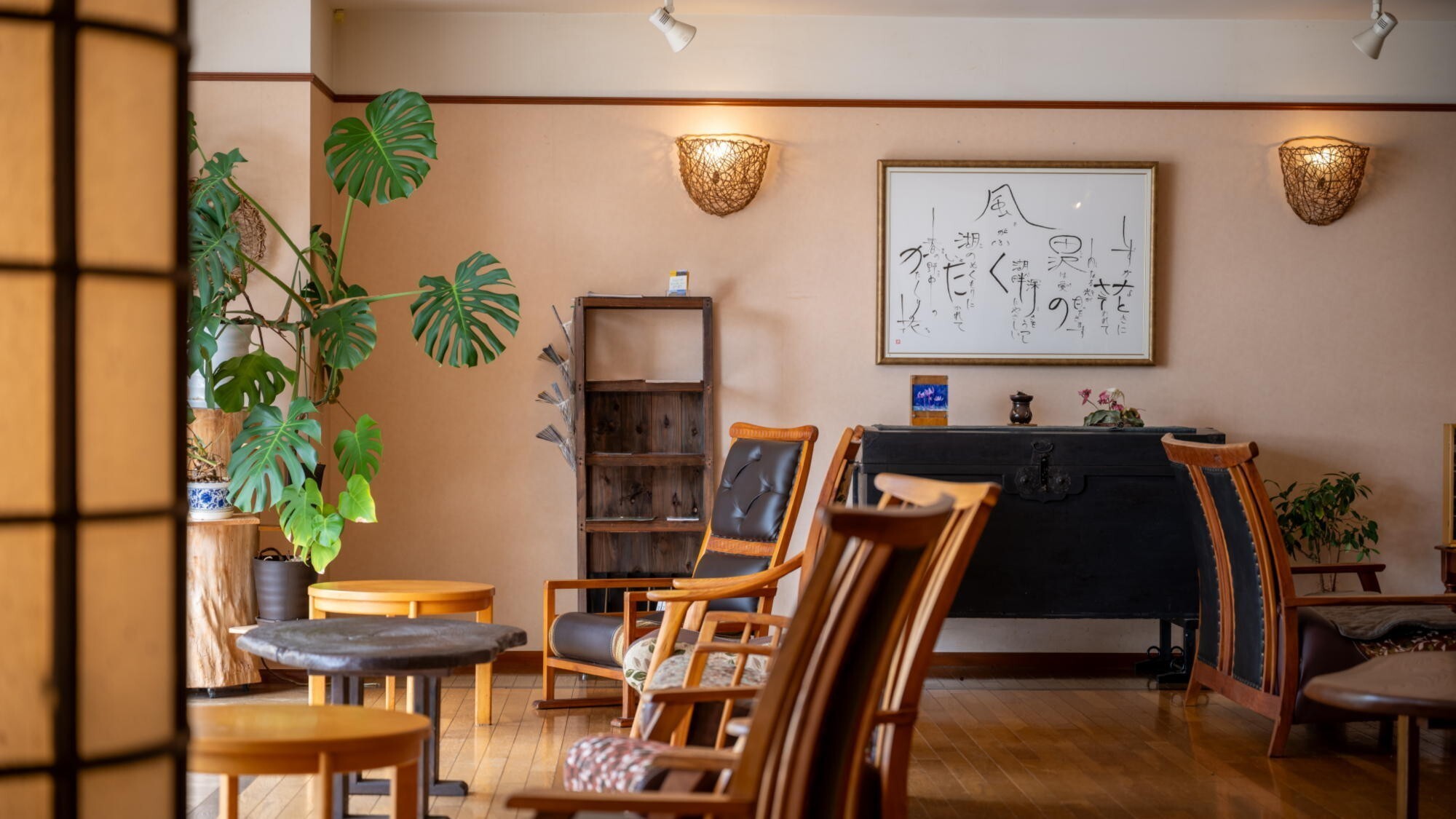 ■ロビー｜2025年7月リニューアル。雄大な田沢湖の景色を望むロビーで、上質なひとときをお楽しみくだ