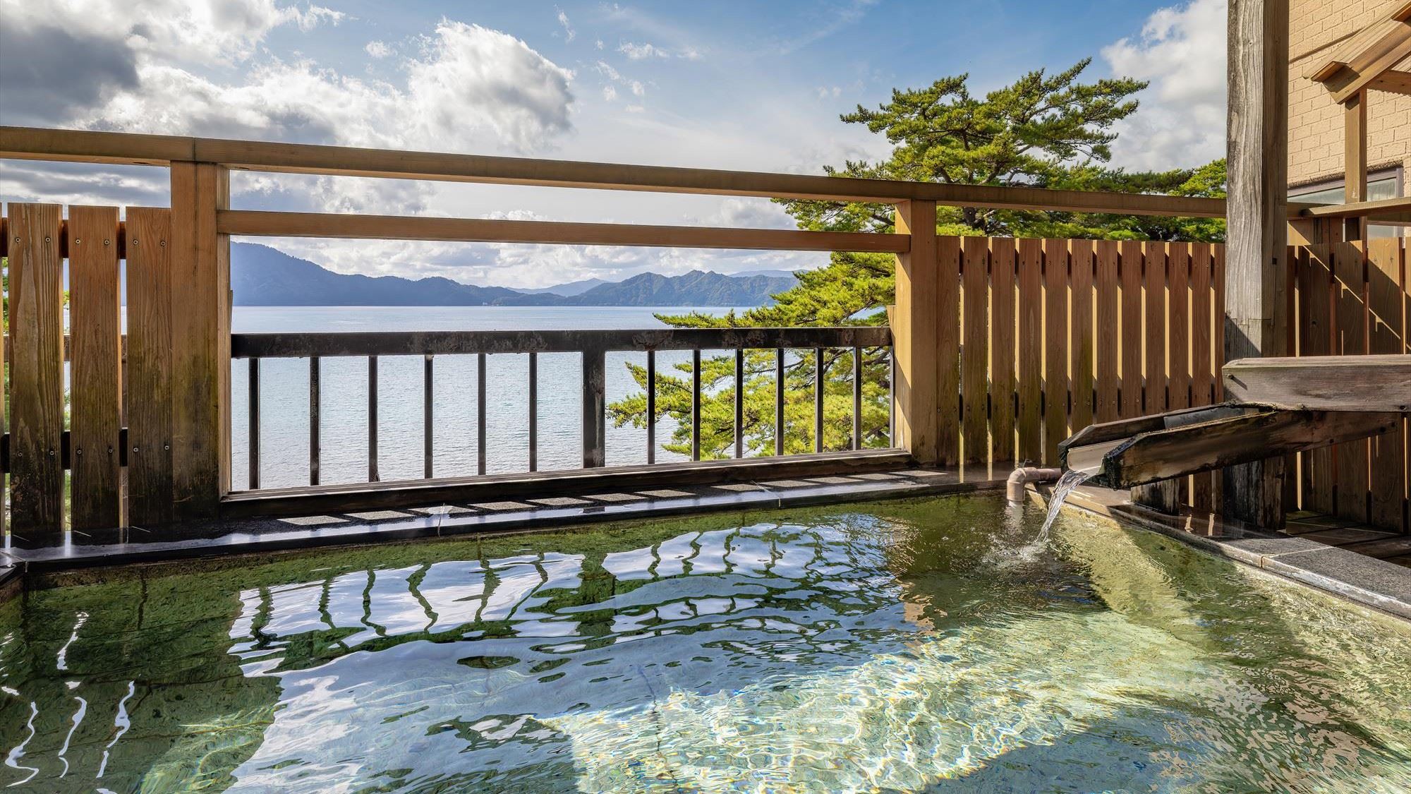■無料展望貸切露天風呂｜湖を眺めながらの展望風呂で四季折々の田沢湖をご覧いただけます