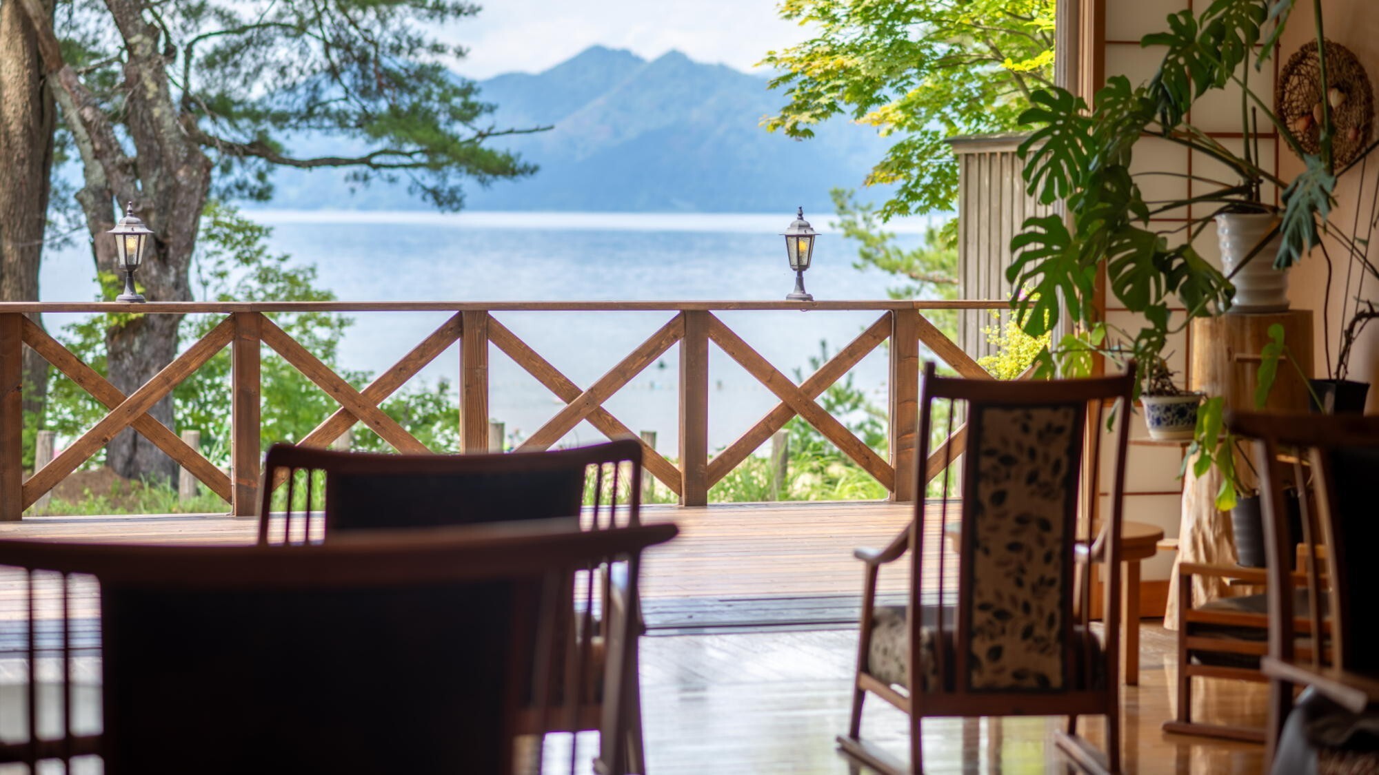 ■ロビー｜田沢湖から徒歩10歩。歩いてすぐに田沢湖が広がります。