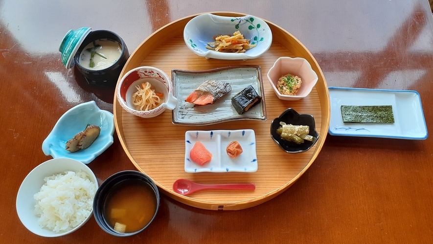 ■朝食一例｜秋田伝統工芸品「曲げわっぱ」に彩りのある盛り付け