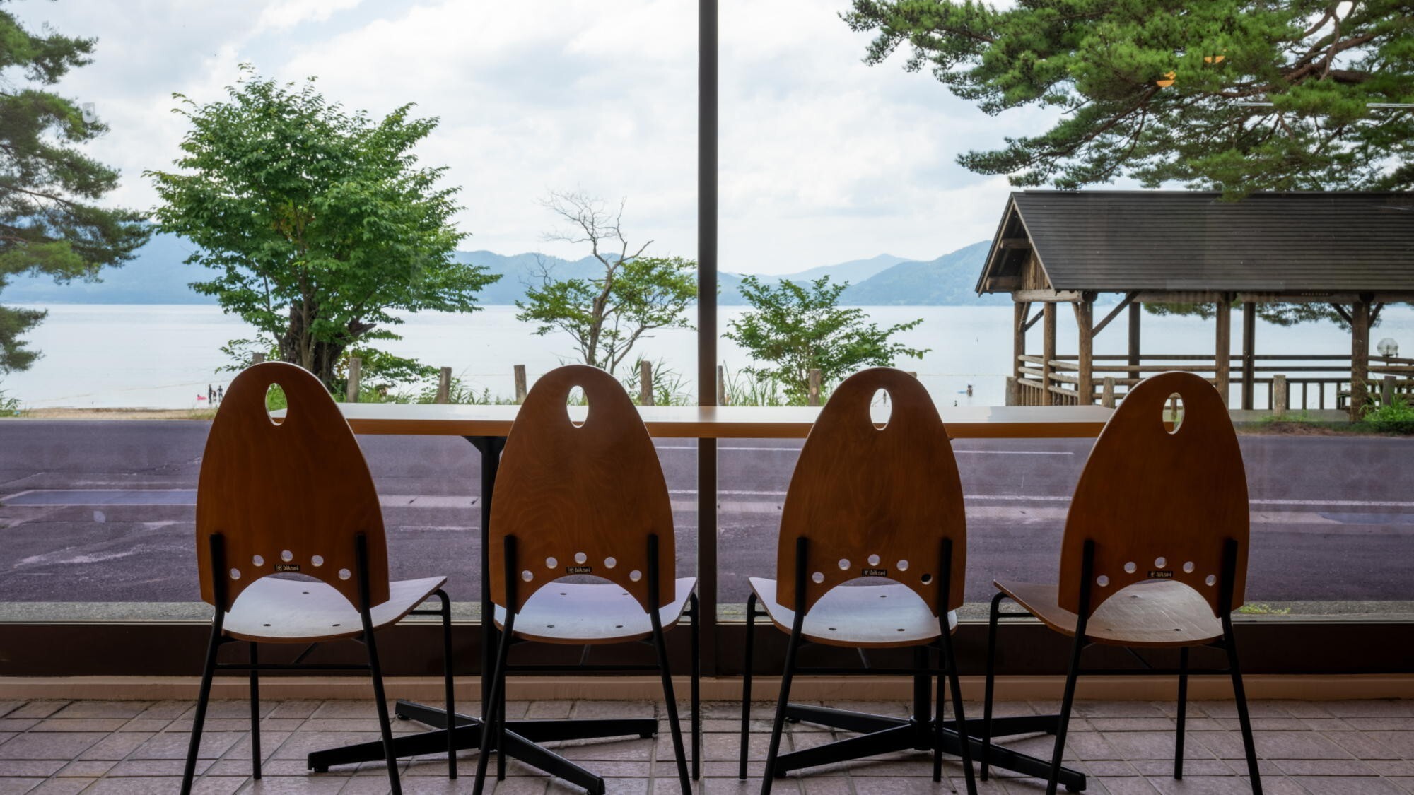 ■ロビー｜田沢湖から徒歩10歩。歩いてすぐに田沢湖が広がります。