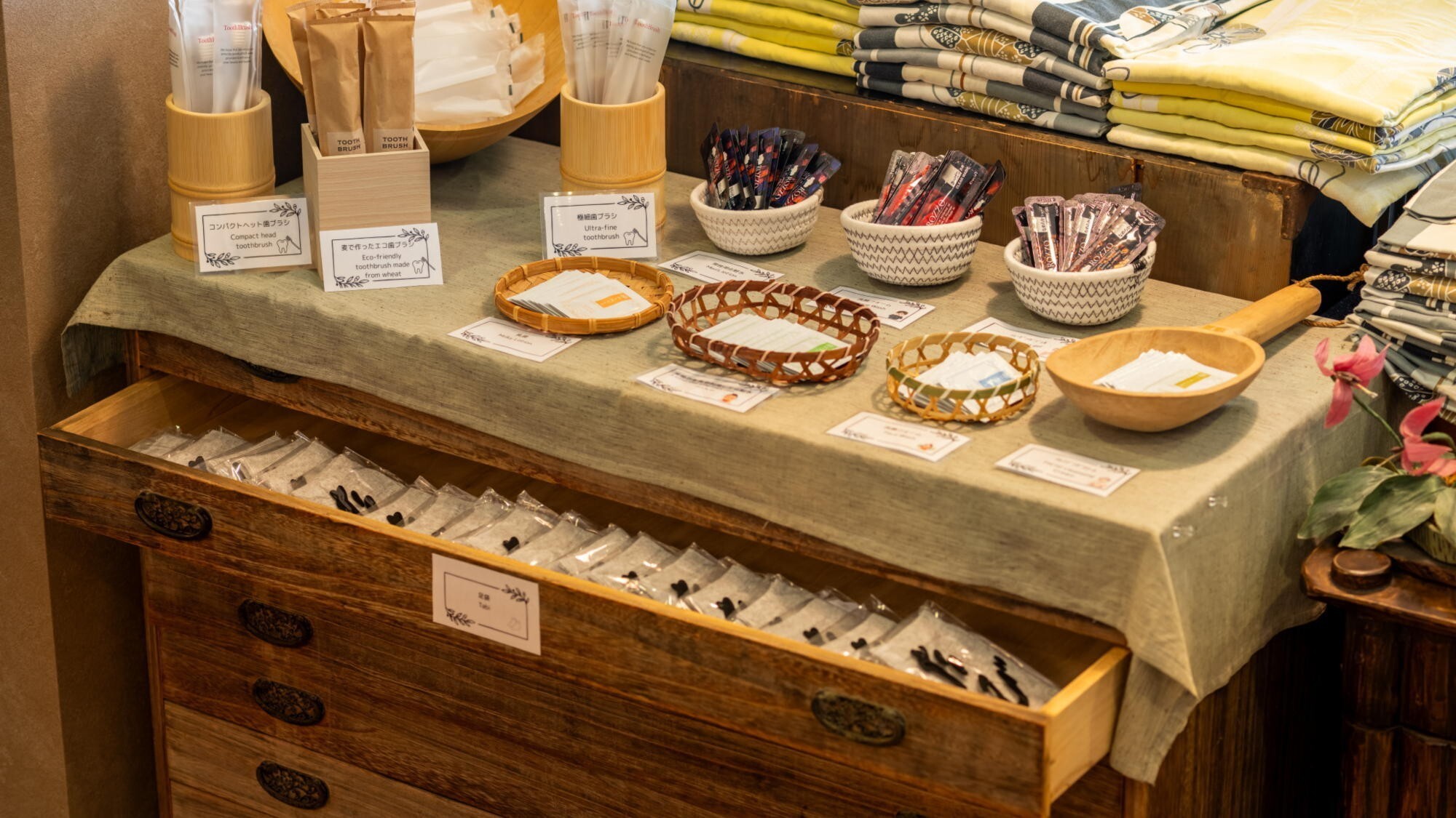■アメニティコーナー｜化粧水や歯ブラシ、カミソリ、足袋などはこちらからご自由にお取りください。