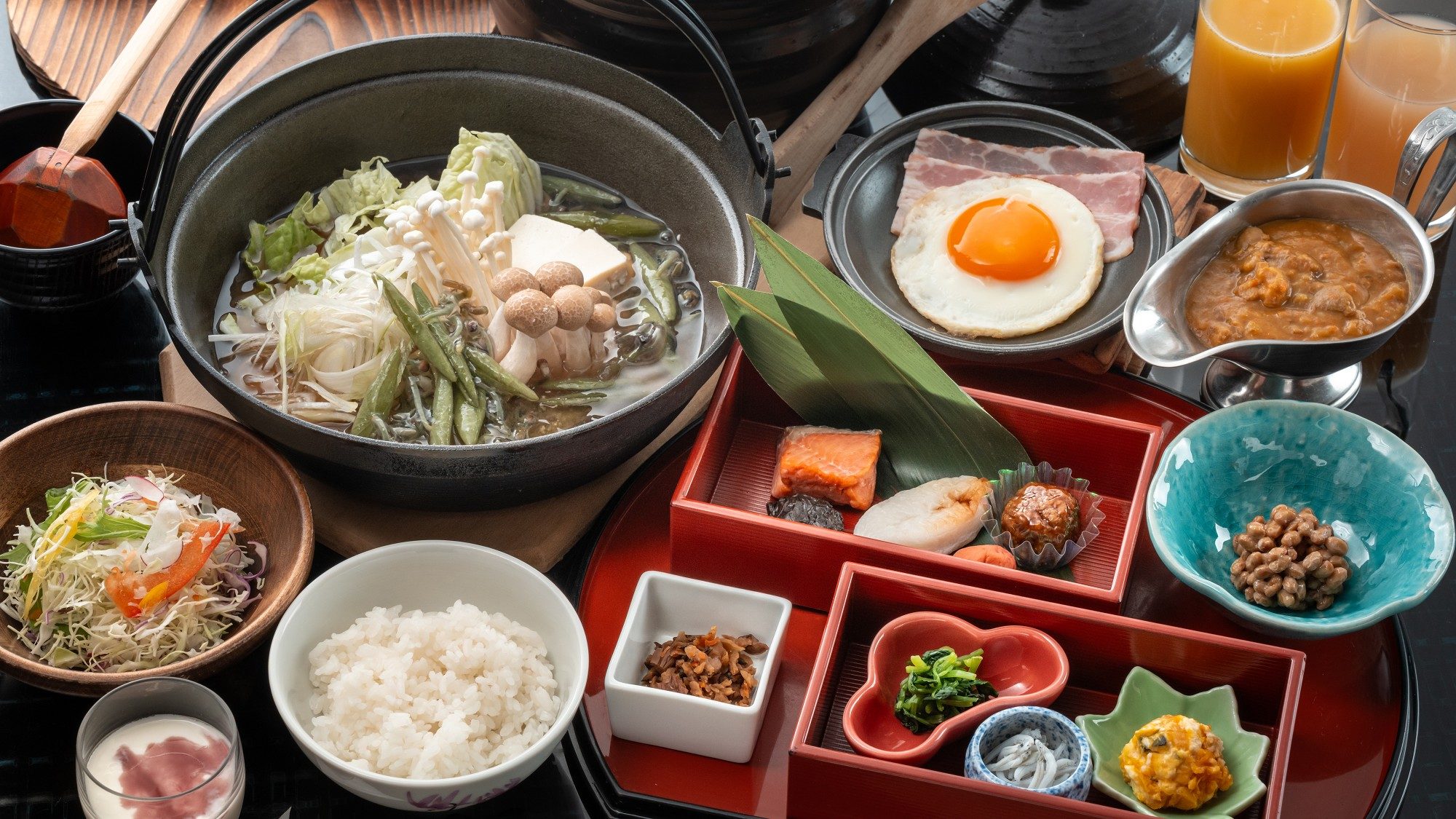 ■朝食一例｜季節替わりの鍋や錦牛が入ったカレーはブッフェコーナにご用意しております。