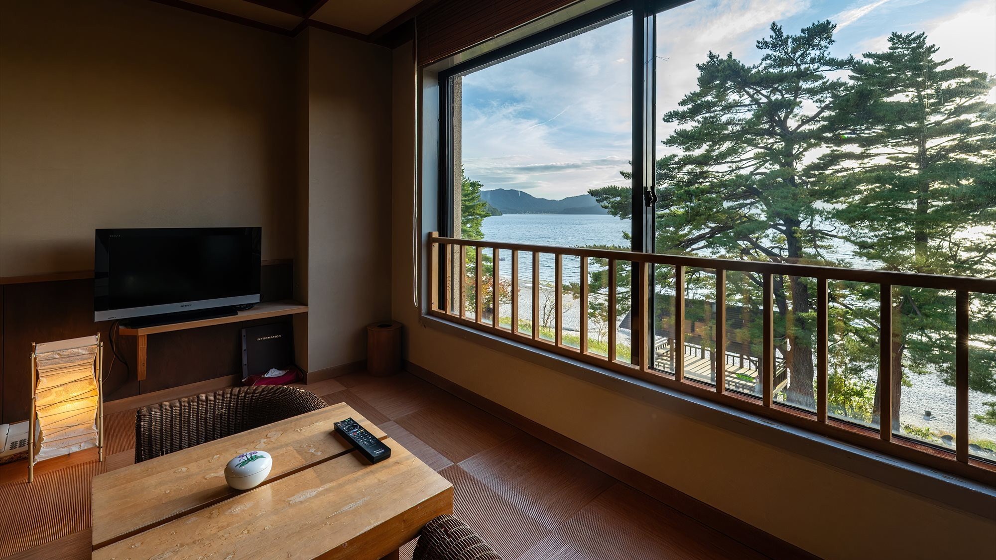 ■小上がりの畳で田沢湖を眺めながらで足を延ばしてお寛ぎください。