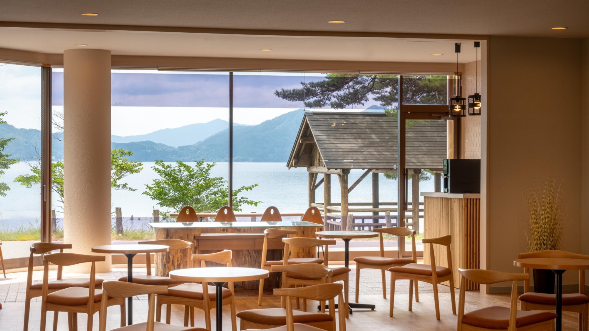 ■ロビー｜2025年7月にリニューアル。田沢湖の自然に包まれた開放感あふれるロビー