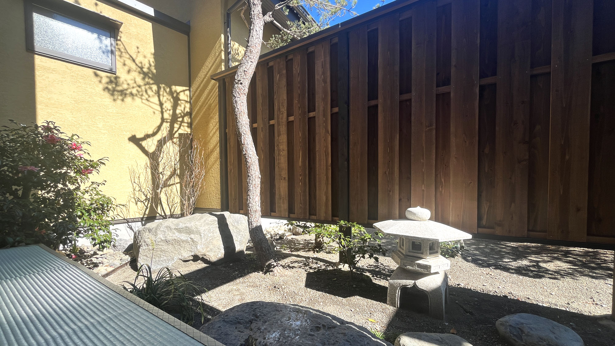 リニューアル15畳◆デッキで寛ぐのもおすすめ*