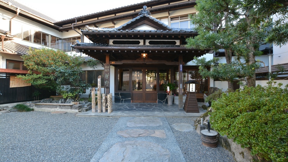 【秋冬SALE】素泊りプラン〜百年の時を刻む旅館で源泉掛け流し天然温泉をのんびりとご満喫　R7