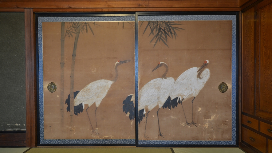【鶴の間】鶴が描かれた襖や高い天井、茶茎を使った床の間の壁など趣向を凝らした造りをご覧いただけます。