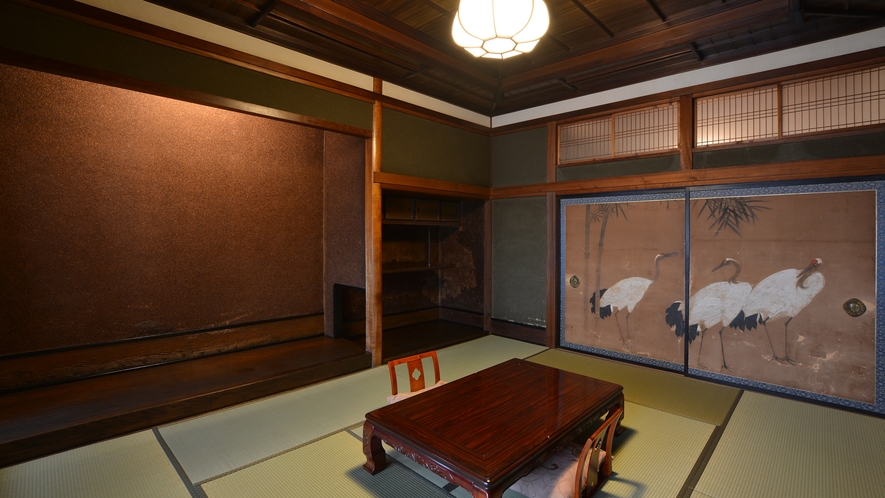 【鶴の間】当館人気のお部屋　一番客室。100年前の造りをそのまま残した、趣のある客室です。
