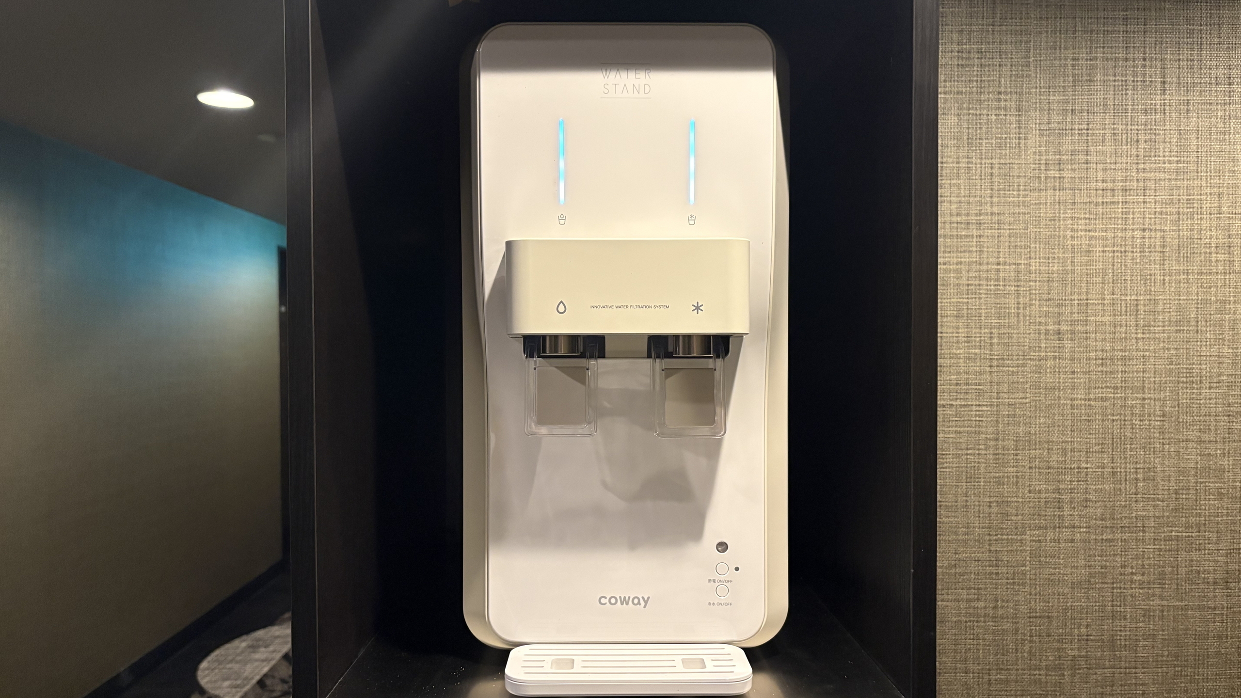 客室フロア各階にウォーターサーバーを設置いたしました。ご利用の際には、お部屋のデスク上にございます専用ピッチャー、もしくはご自身のマイボトル等をご持参いただくようお願い申し上げます。