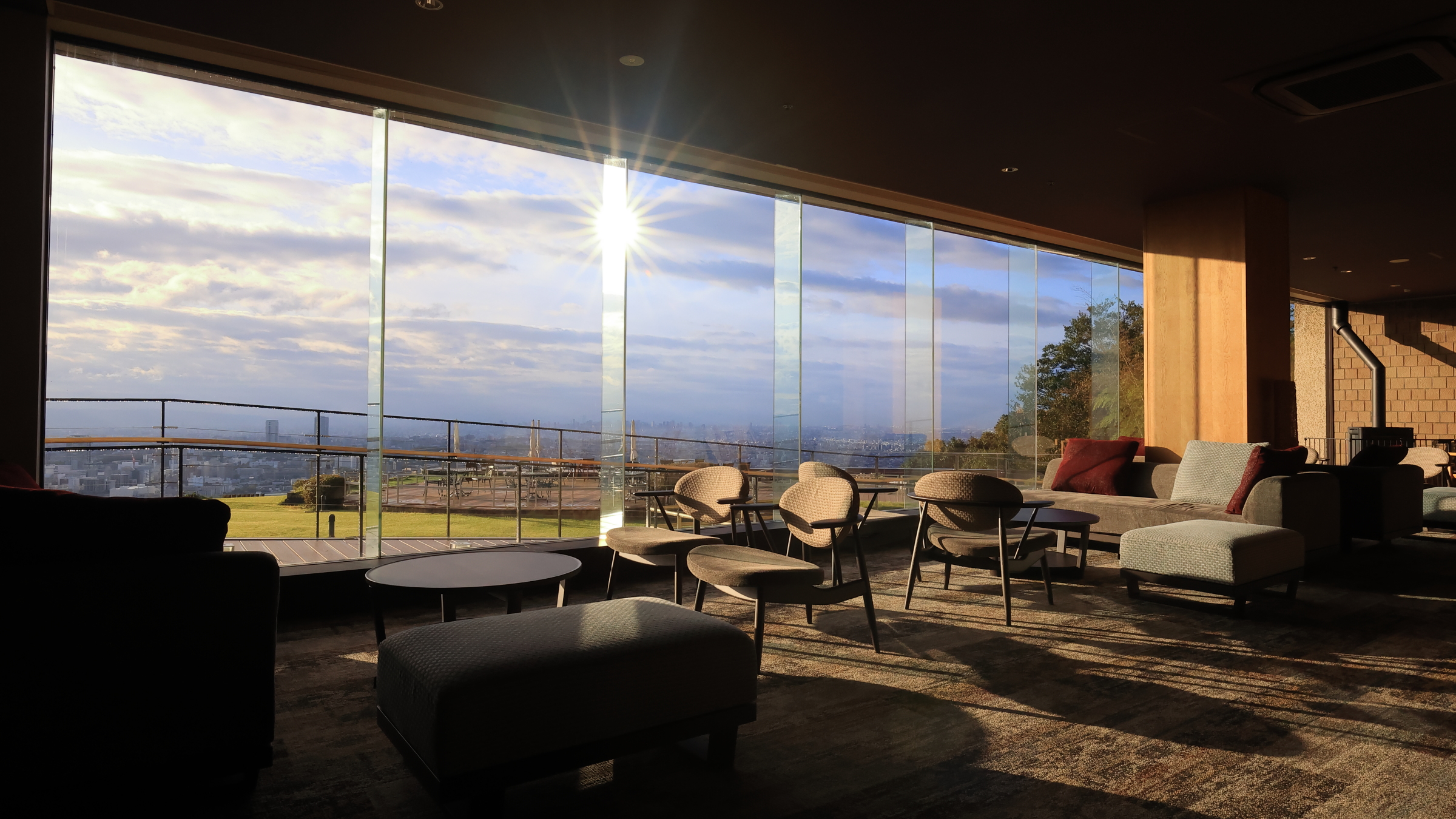 1Fロビー（朝）