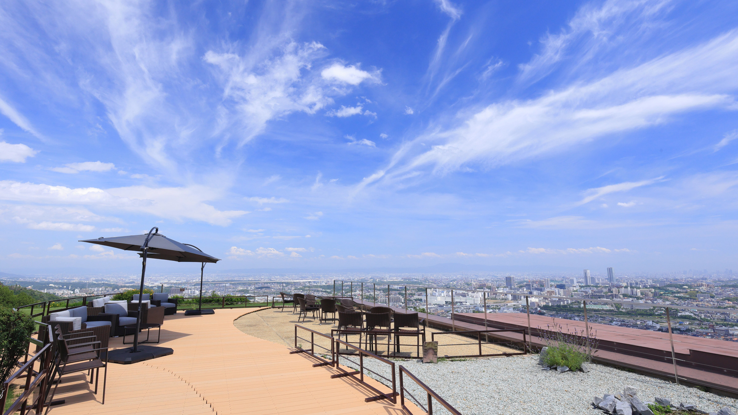 木々の匂いや心地よい風を感じることができるテラス