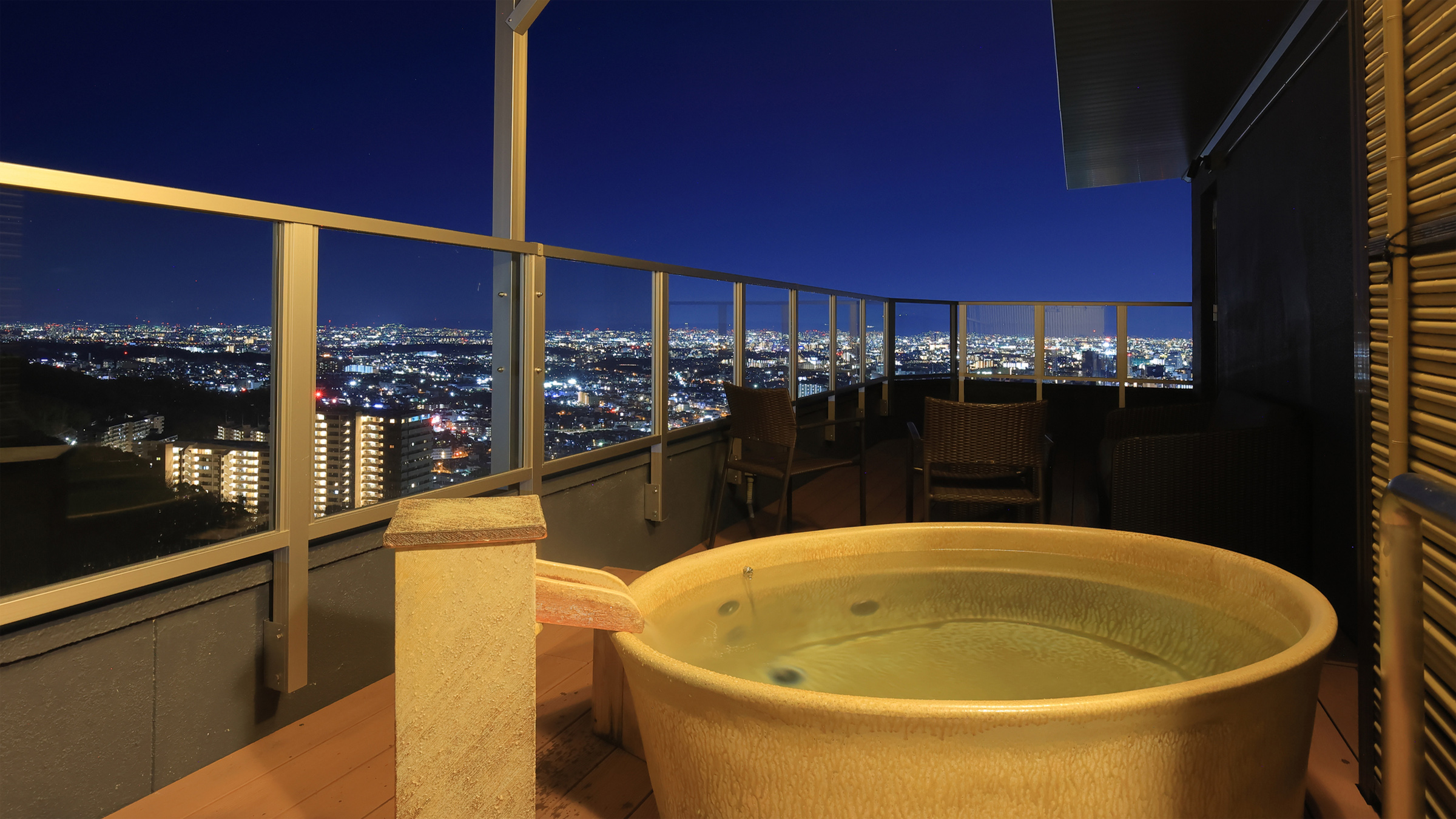 露天風呂デッキからは夜景が一望です！