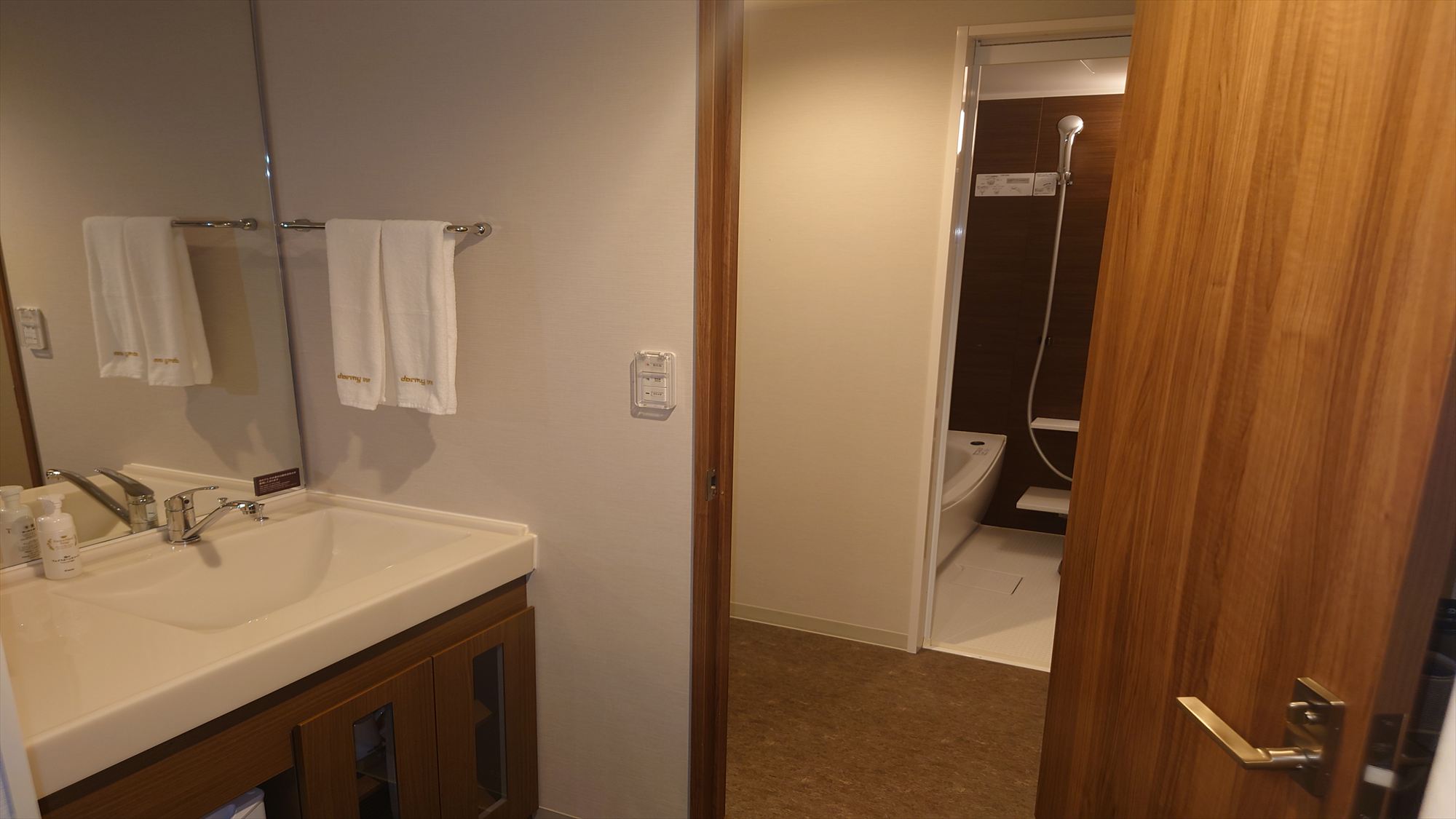 ◆ハリウッドツインルーム　バスルーム前