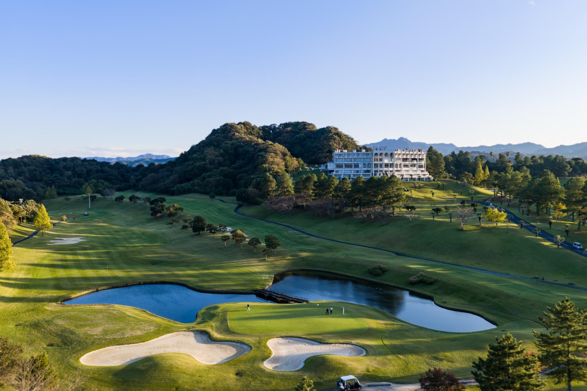 三重県に位置するココパリゾートクラブの広大な敷地を一望できる外観写真です。青々としたゴルフコースと自然に囲まれたリゾートホテルが一体となり、非日常のリラックスした滞在を演出します。日中は開放的な景色、夜は静かな時間が流れ、ゴルフ旅行やファミリー、カップルでの宿泊にもおすすめ。コースへのアクセスも良く、リゾートステイとプレーを同時に楽しみたい方に最適です。