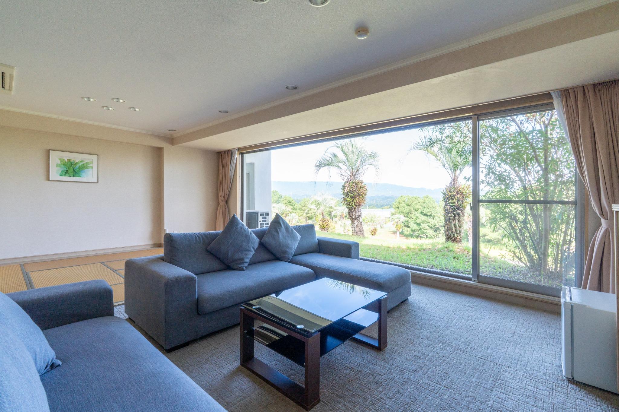 ココパリゾートクラブのホテルシャトーにある、ゆったりとした和洋室です。大きな窓からはリゾートの緑豊かな景色が広がり、明るい自然光が室内を包みます。ソファスペースでくつろぎながら、畳スペースではファミリーやグループ旅行にも快適。三重県でリゾートステイを楽しみたい方におすすめの客室タイプで、ゴルフ旅行や長期滞在にも最適です。清潔感と開放感が魅力の人気のお部屋です。