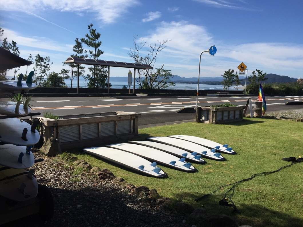 大海原で波に乗る！立った瞬間の感動は一生モノ！気軽にサーフィンを始めてみよう