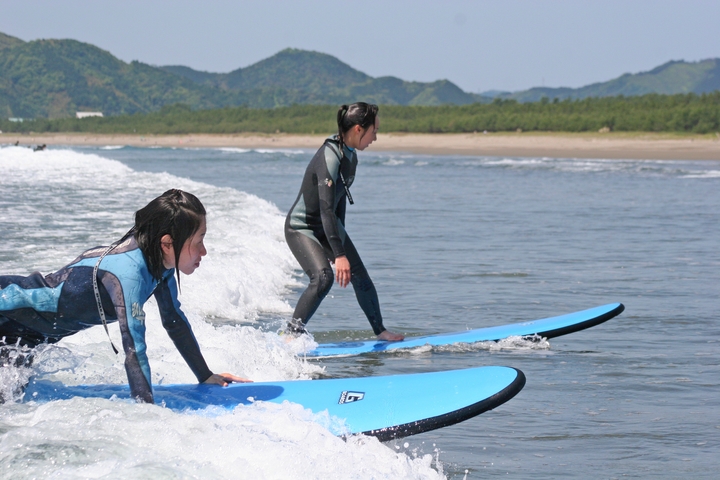 大海原で波に乗る！立った瞬間の感動は一生モノ！気軽にサーフィンを始めてみよう