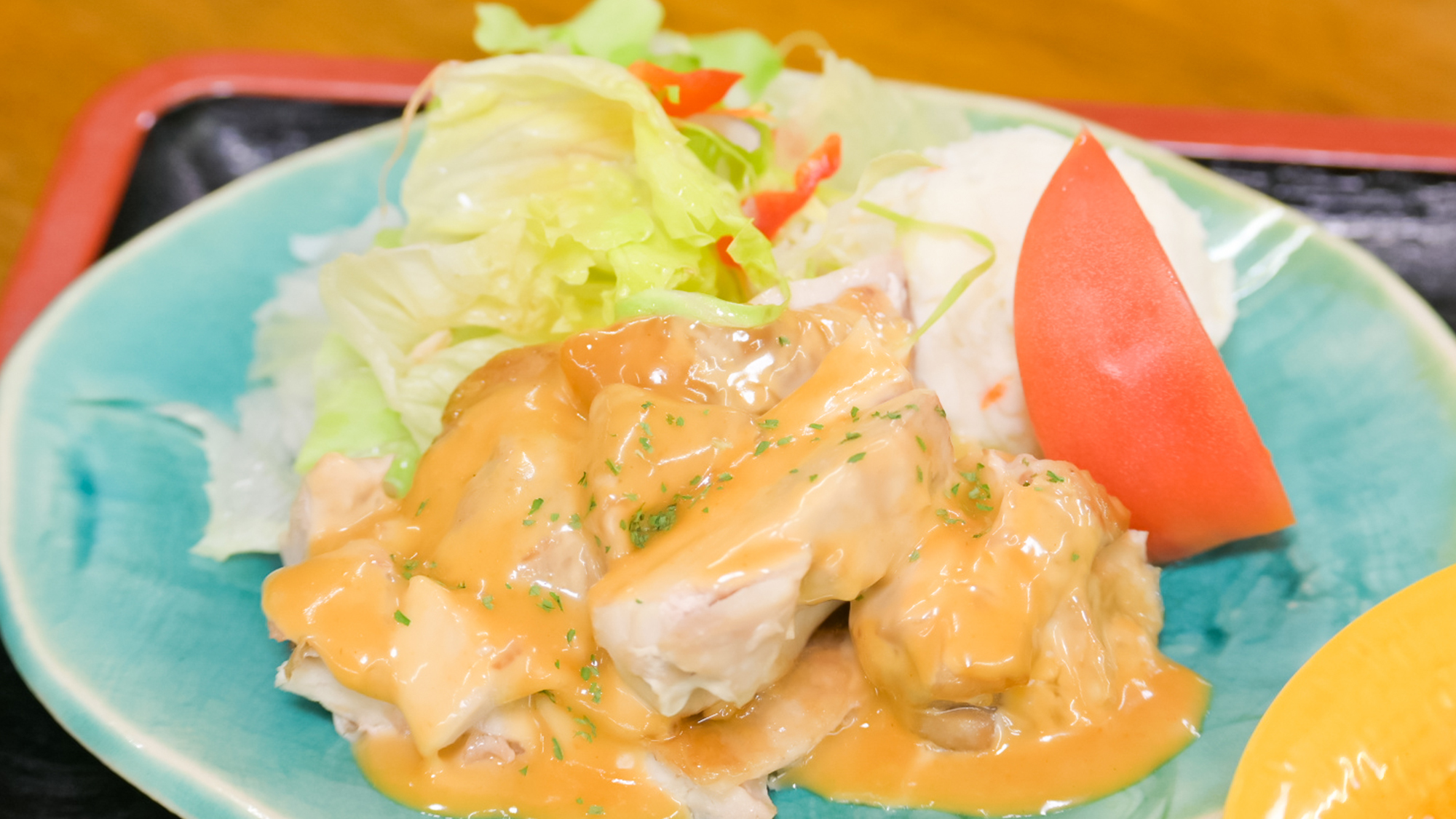 ※【夕食一例】肉料理・野菜たっぷりの煮物・おお刺身など、栄養バランスを考えた日替わり和定食をご用意！