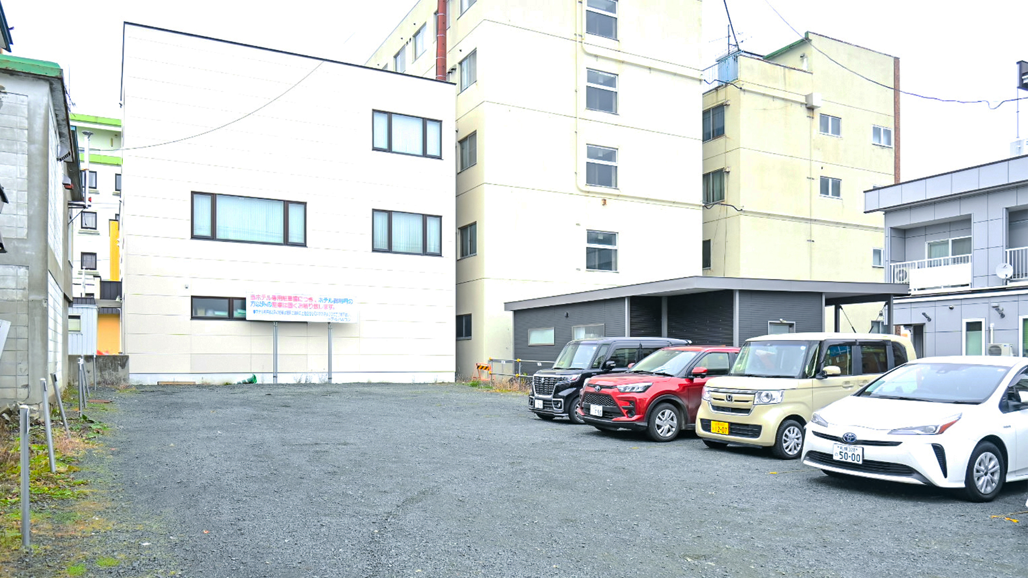 ※【駐車場・屋根なし】屋根付のエリアと屋根なし屋外エリア合計30台分が駐車できます。