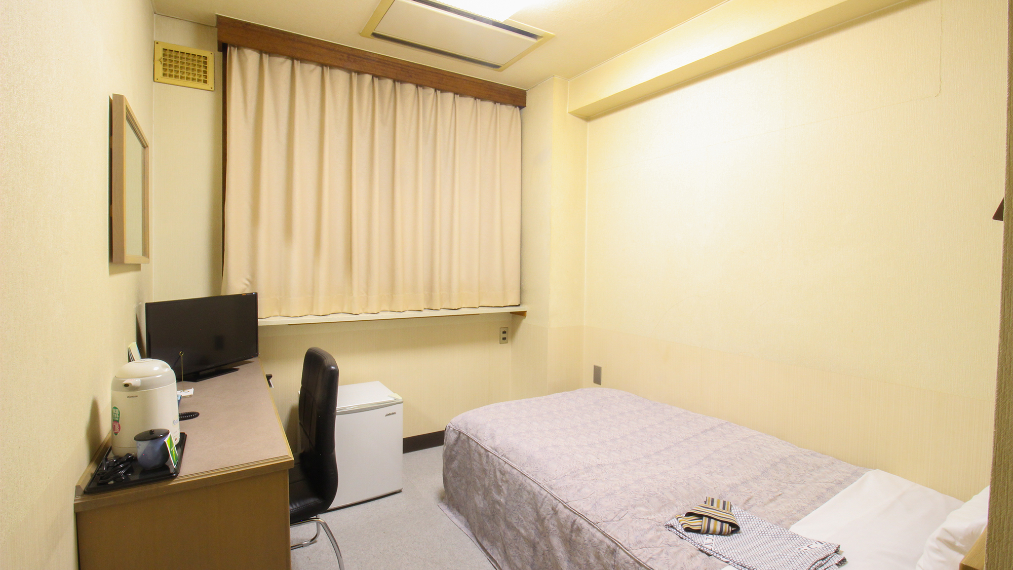 ※【シングルルーム】ほどよい広さで長期滞在にも快適なお部屋です。