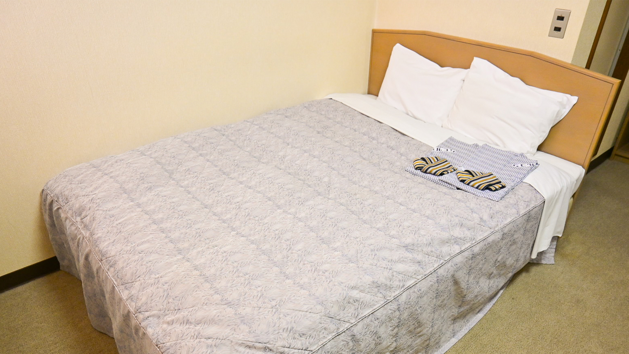 ※【ダブルルーム】おおきなベッドとシングルより少し広いお部屋でゆったり寛げます。