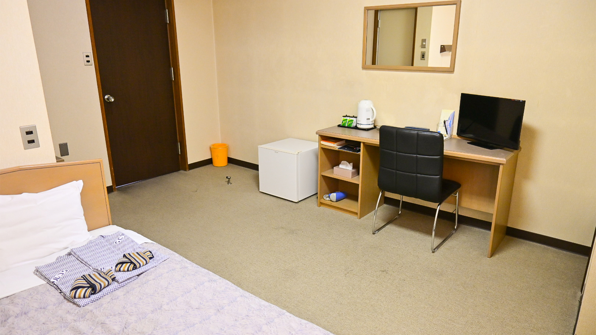 ※【ダブルルーム】おおきなベッドとシングルより少し広いお部屋でゆったり寛げます。