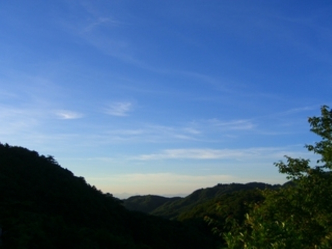 雄大な六甲山と青い空