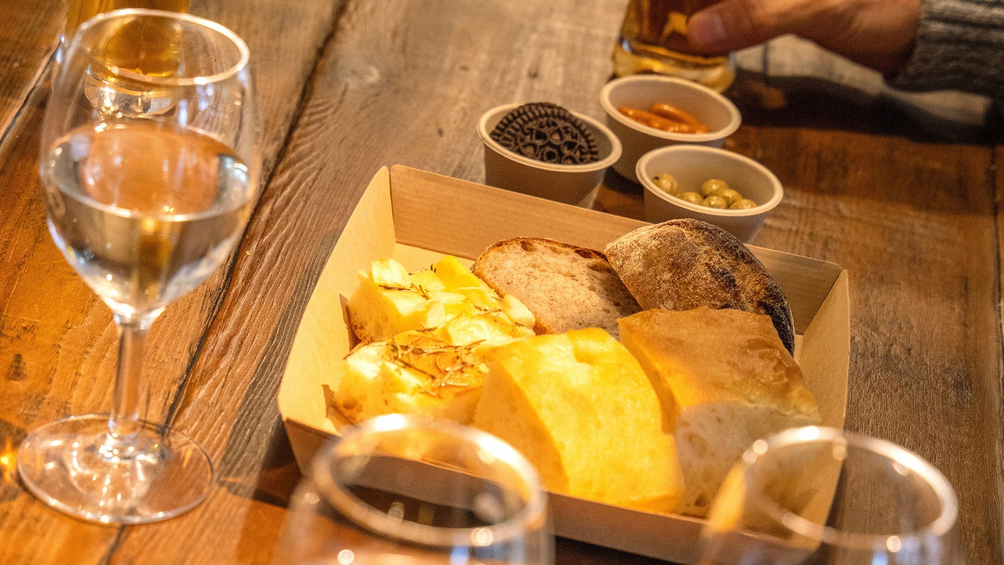 ラウンジ｜焼きたての自家製ブレッドを囲み、大切な人と語らう贅沢なひととき。