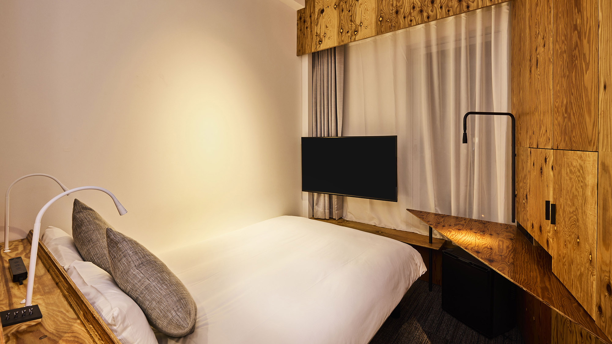 スーペリアセミダブル｜2～5F／14平米／定員2名／ベッド幅140cm&times;1