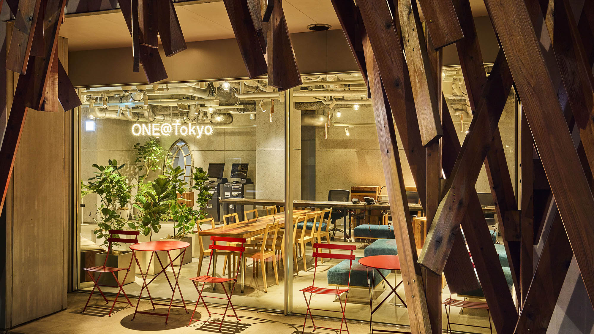 ラウンジ｜外からも目を引く、独創的なラウンジ。