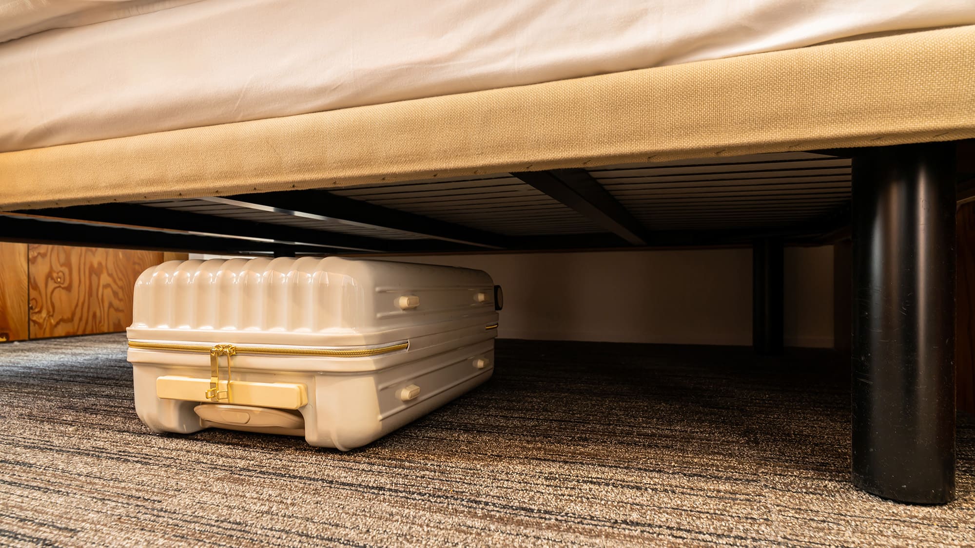 スーペリアセミダブル／スタンダードセミダブル｜ベッド下に収納スペースがあり室内を広く使える設計です。