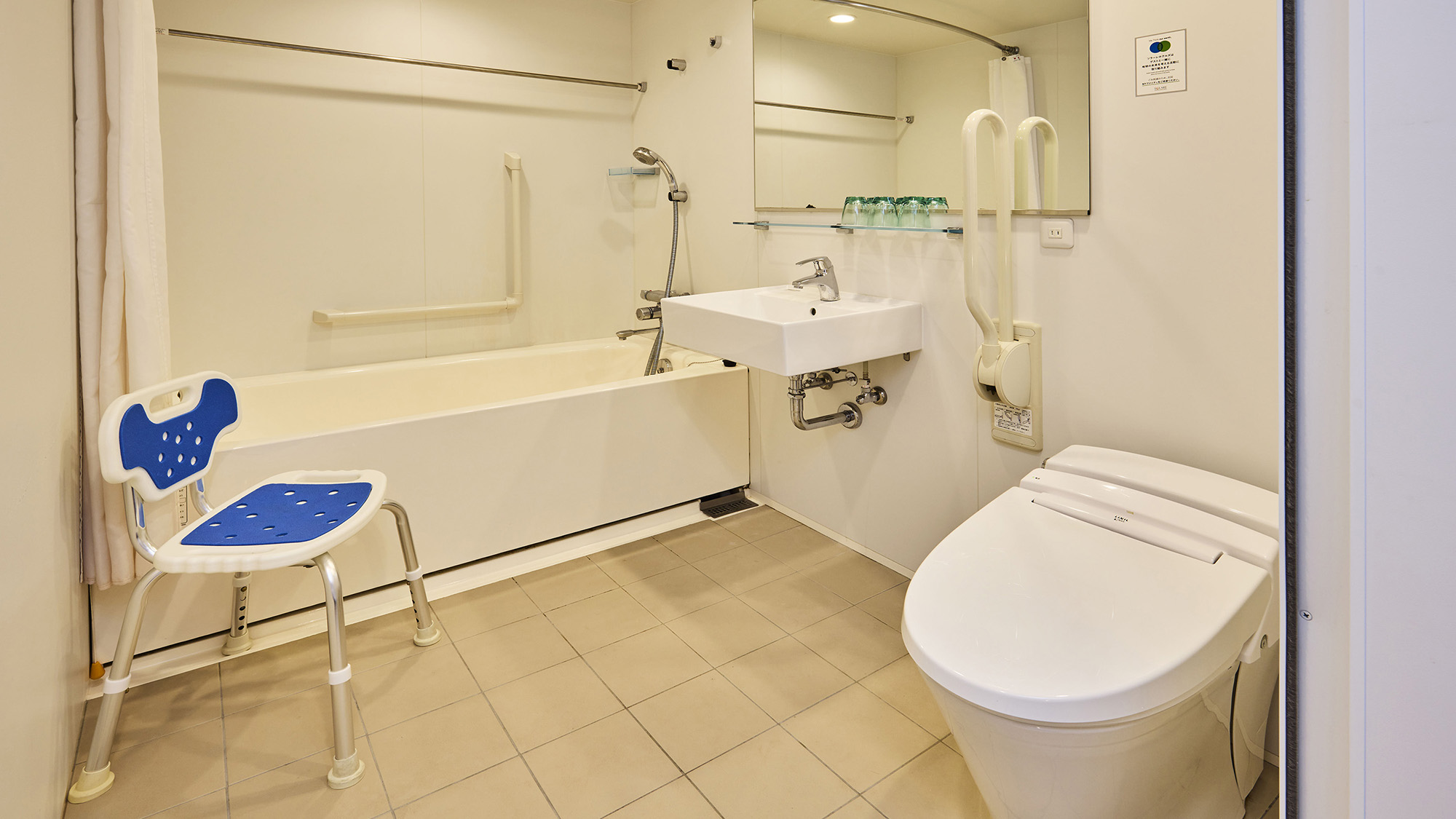 ユニバーサル｜手すりやシャワーチェアあり。安心してご利用いただける快適な広々バスルーム。