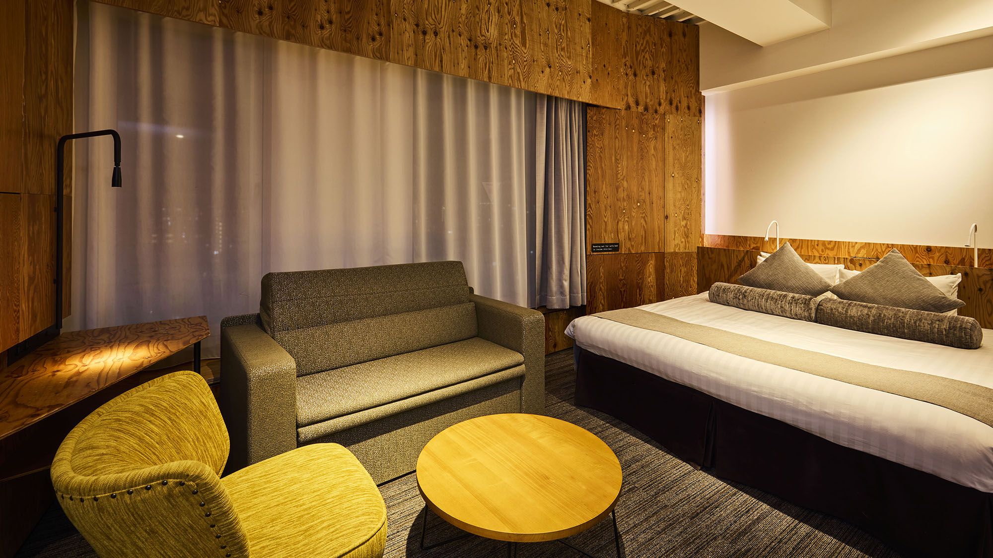 デラックスキング｜6～10F／28平米／定員3名／ベッド幅184cm&times;1＆ソファベッド120cm&times;1