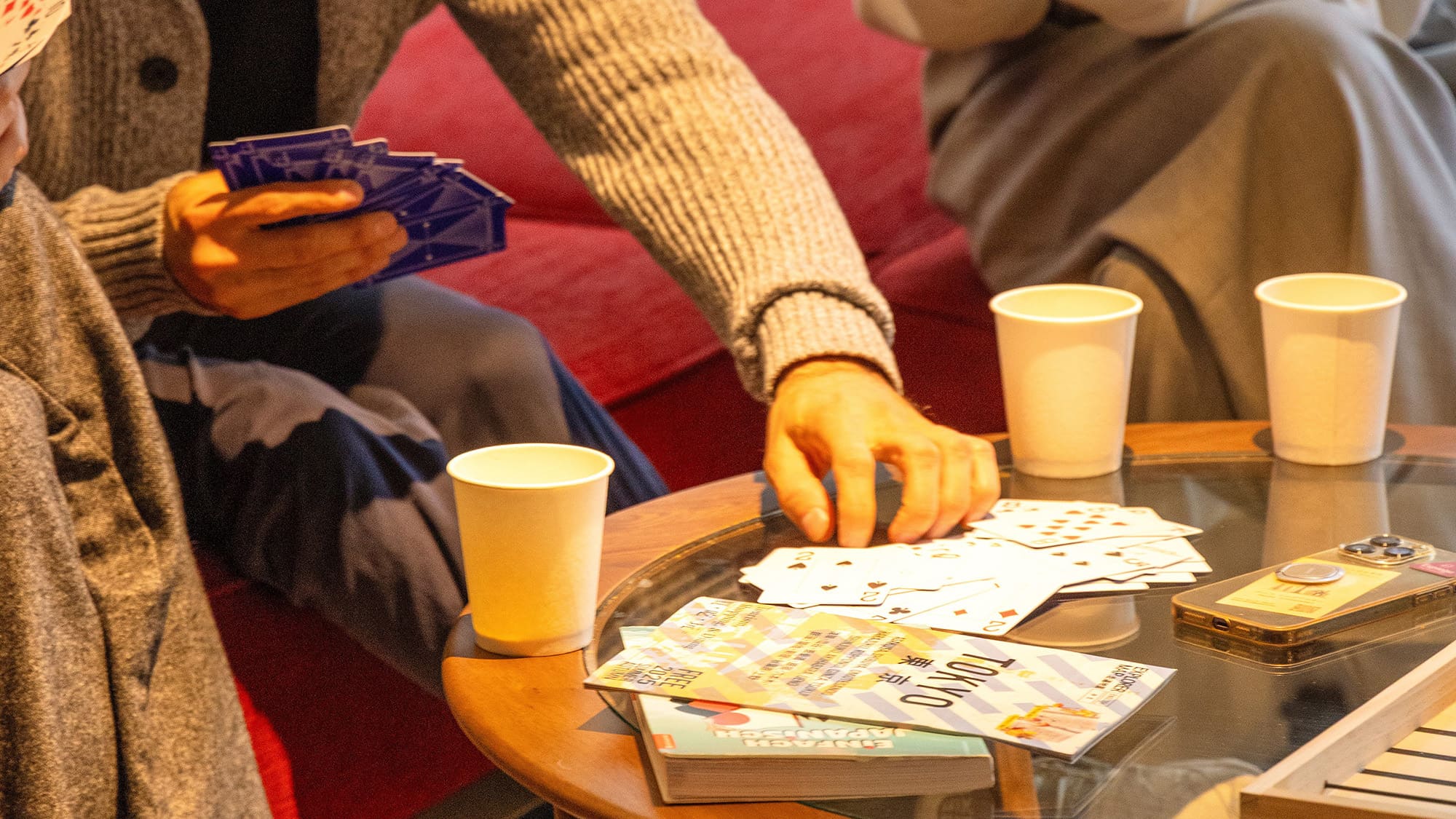 ラウンジ｜ドリンクを片手にカードを楽しむ、旅先の穏やかなオフタイム。