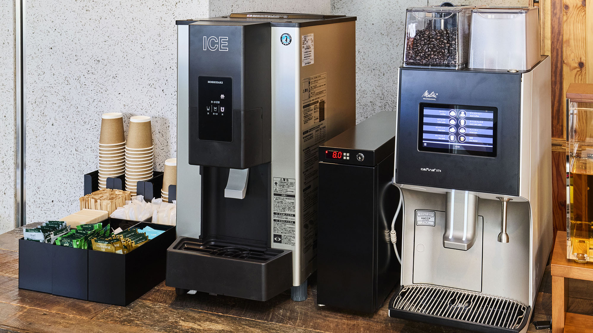 ラウンジ｜挽きたてコーヒーや選べるドリンクを24時間いつでもフリーで。